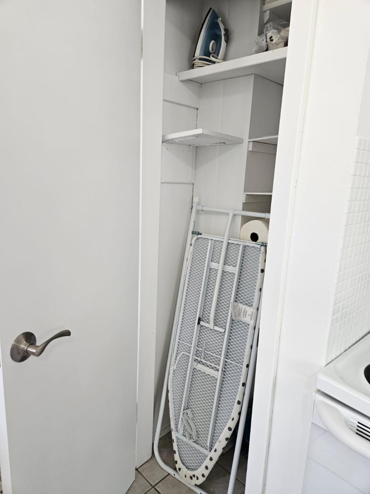 Pearl Home - 9 mins from Roger's Place & 20 mins from West Edmonton Mall