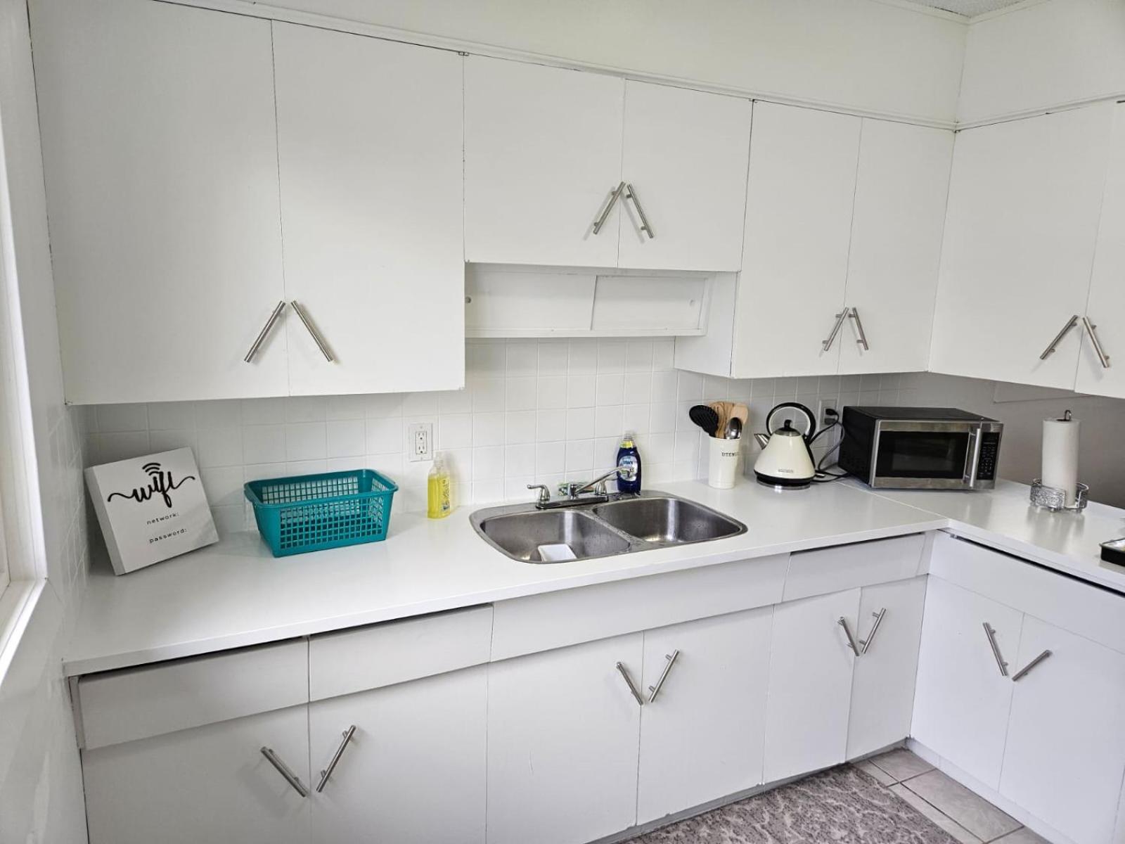 Pearl Home - 9 mins from Roger's Place & 20 mins from West Edmonton Mall