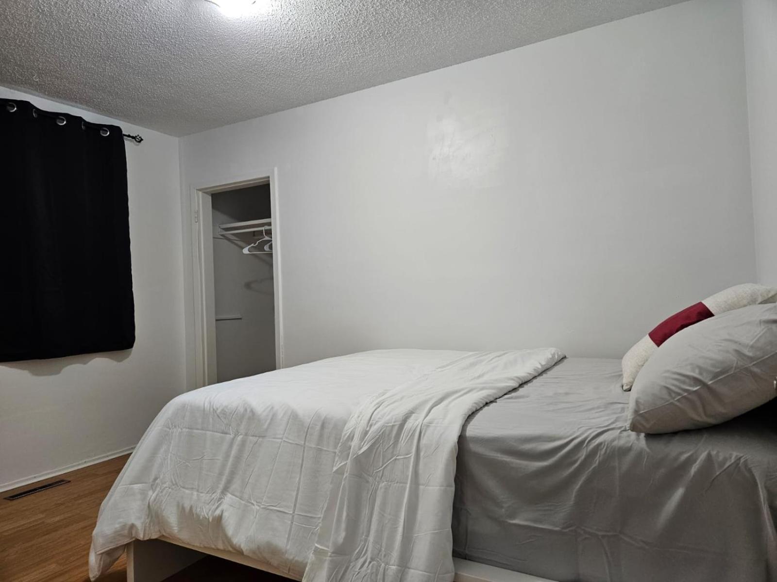 Pearl Home - 9 mins from Roger's Place & 20 mins from West Edmonton Mall