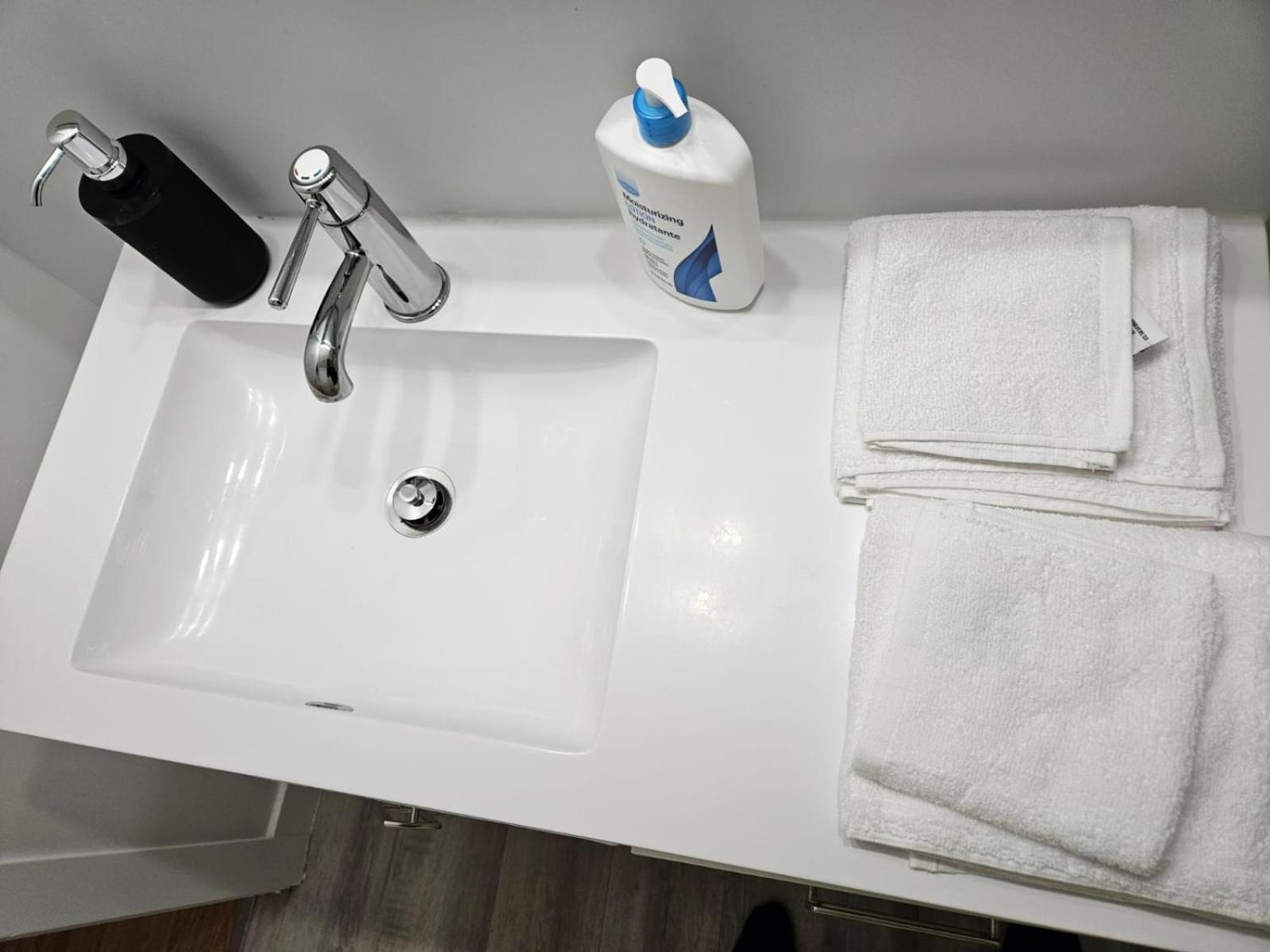 Pearl Home - 9 mins from Roger's Place & 20 mins from West Edmonton Mall