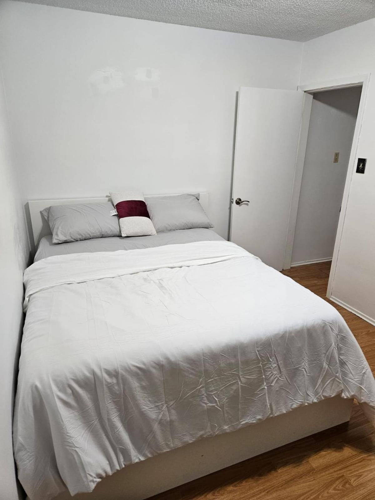Pearl Home - 9 mins from Roger's Place & 20 mins from West Edmonton Mall
