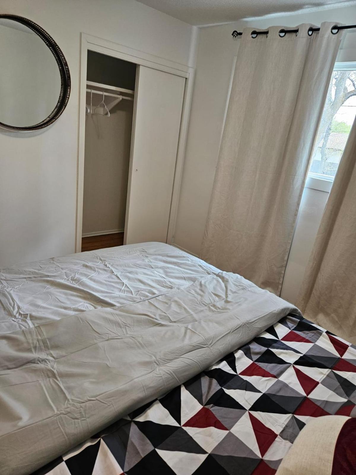 Pearl Home - 9 mins from Roger's Place & 20 mins from West Edmonton Mall