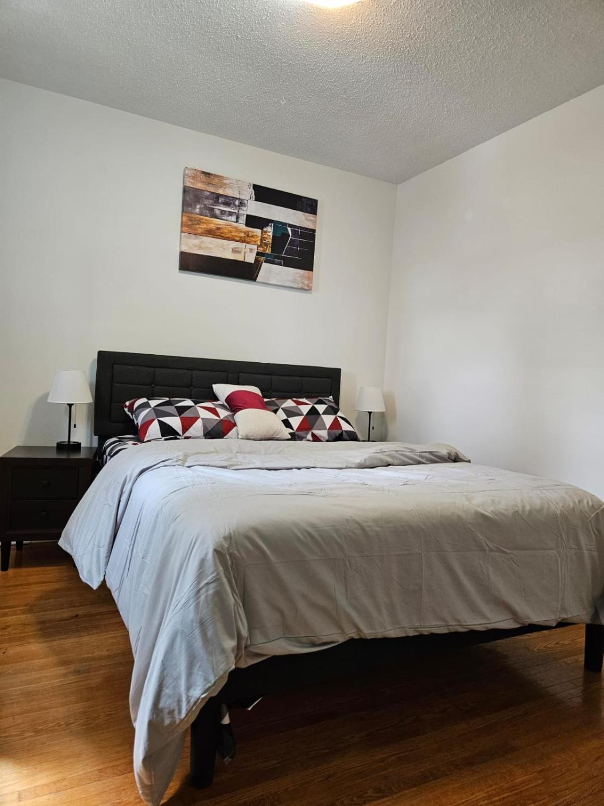 Pearl Home - 9 mins from Roger's Place & 20 mins from West Edmonton Mall