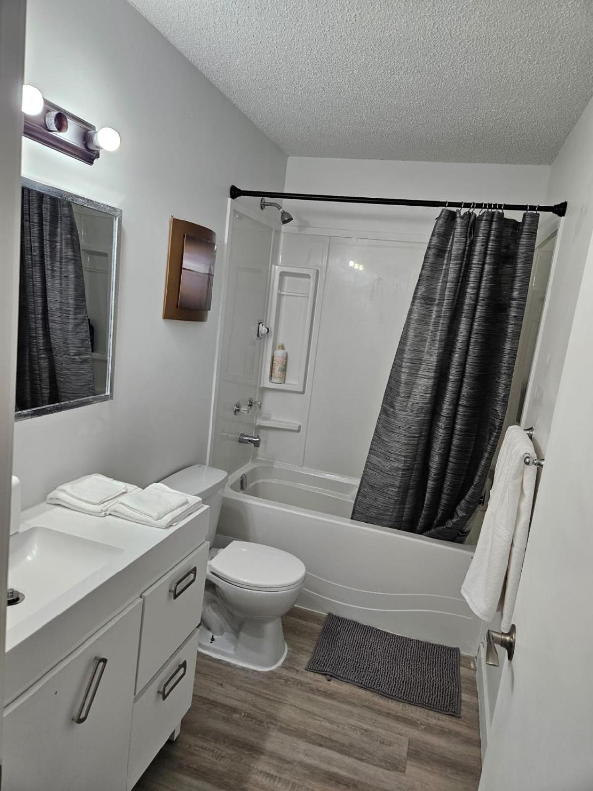 Pearl Home - 9 mins from Roger's Place & 20 mins from West Edmonton Mall