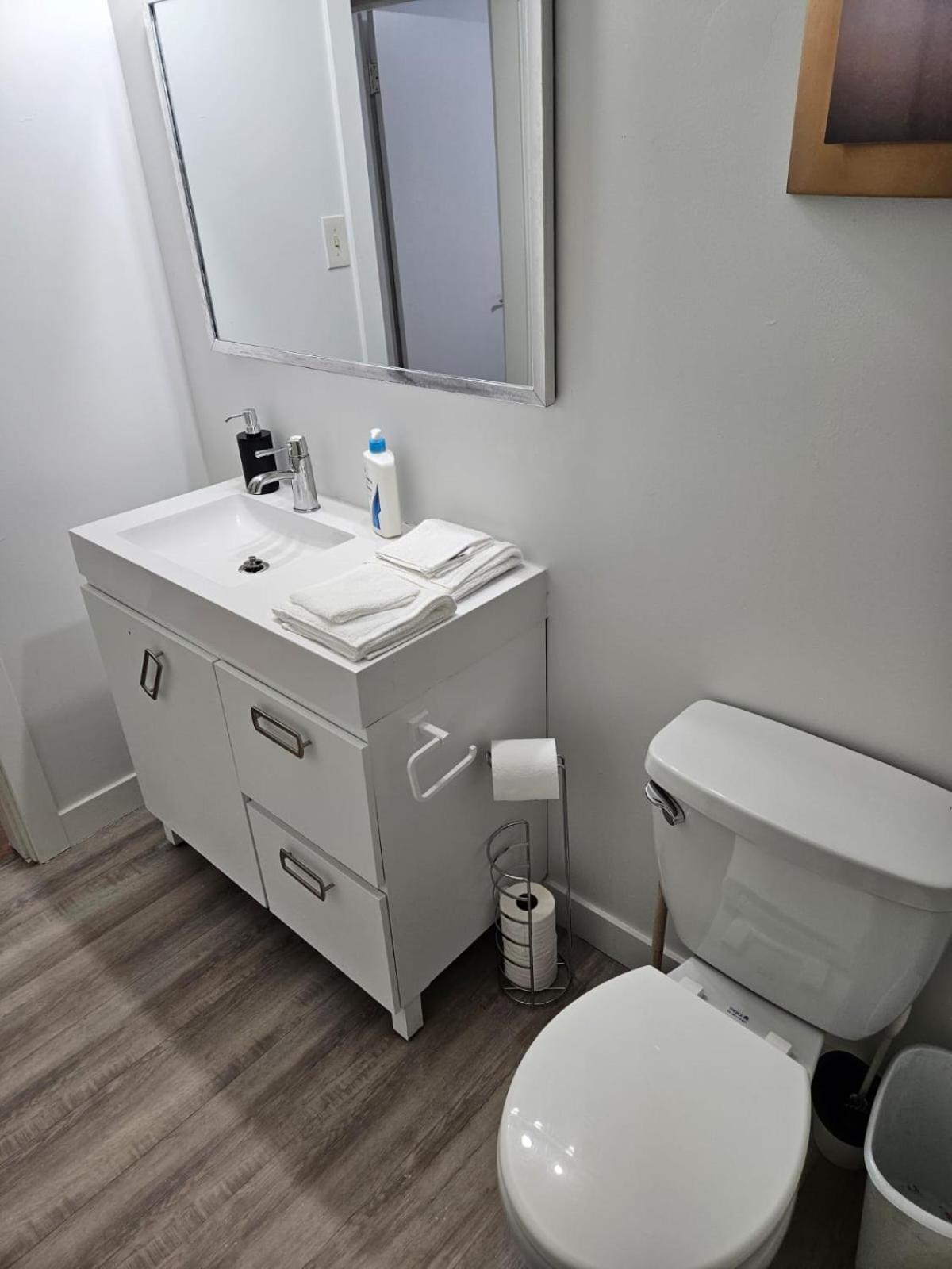Pearl Home - 9 mins from Roger's Place & 20 mins from West Edmonton Mall