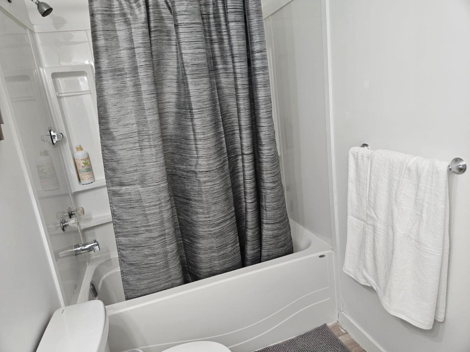 Pearl Home - 9 mins from Roger's Place & 20 mins from West Edmonton Mall