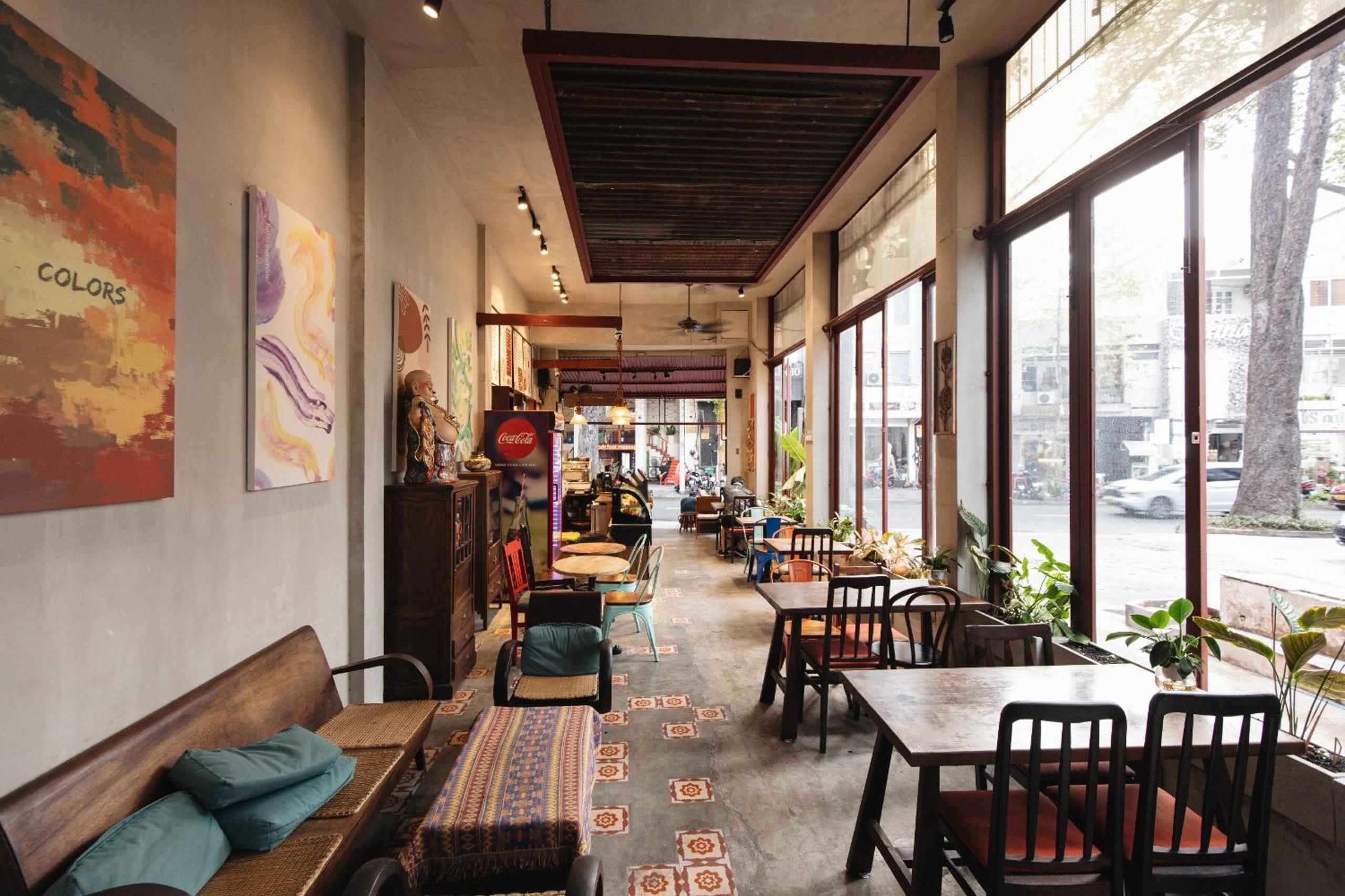 9 Hostel and Bar