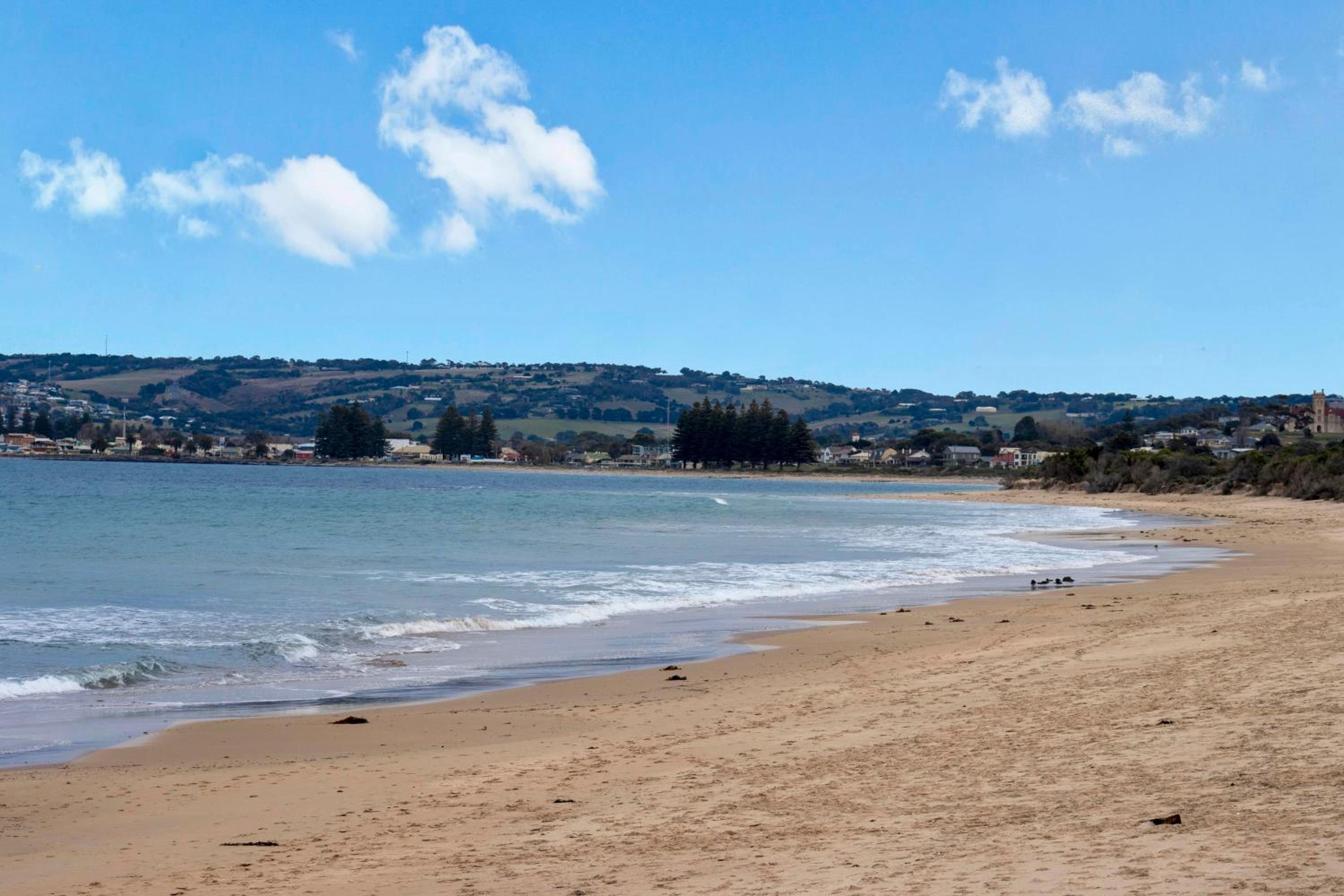 4 Bedroom House with AirCon Stroll to Beach