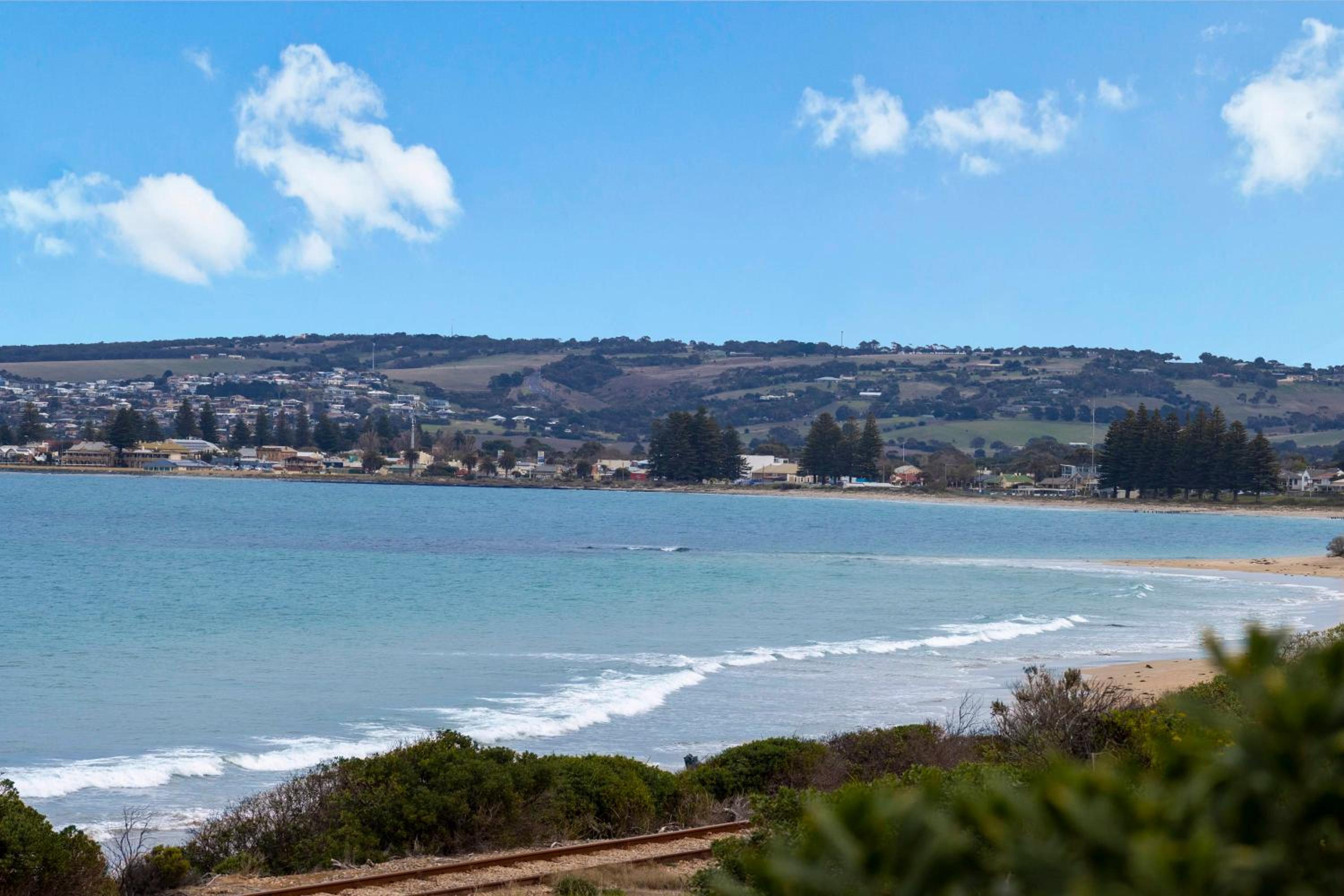 4 Bedroom House with AirCon Stroll to Beach