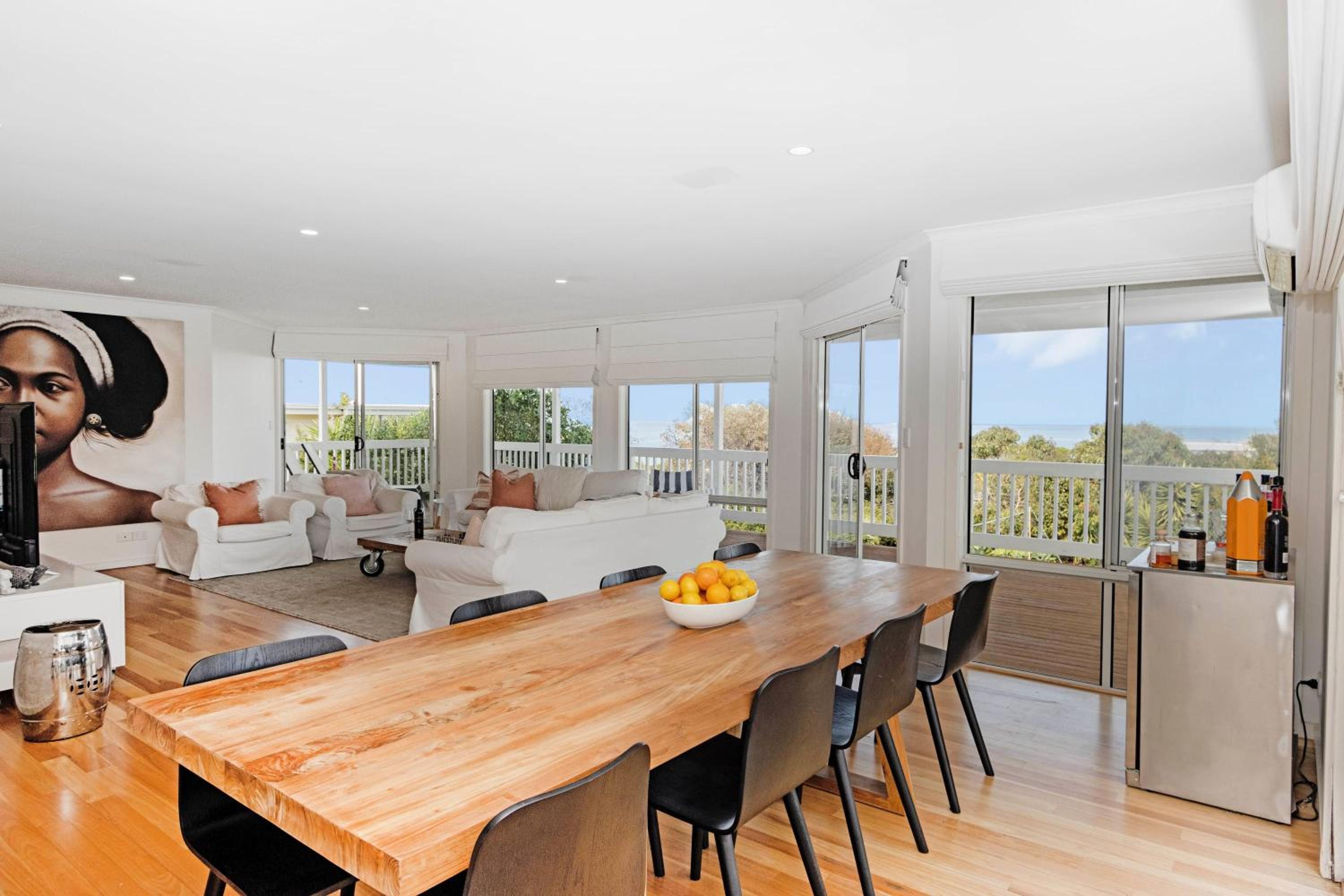 4 Bedroom House with AirCon Stroll to Beach