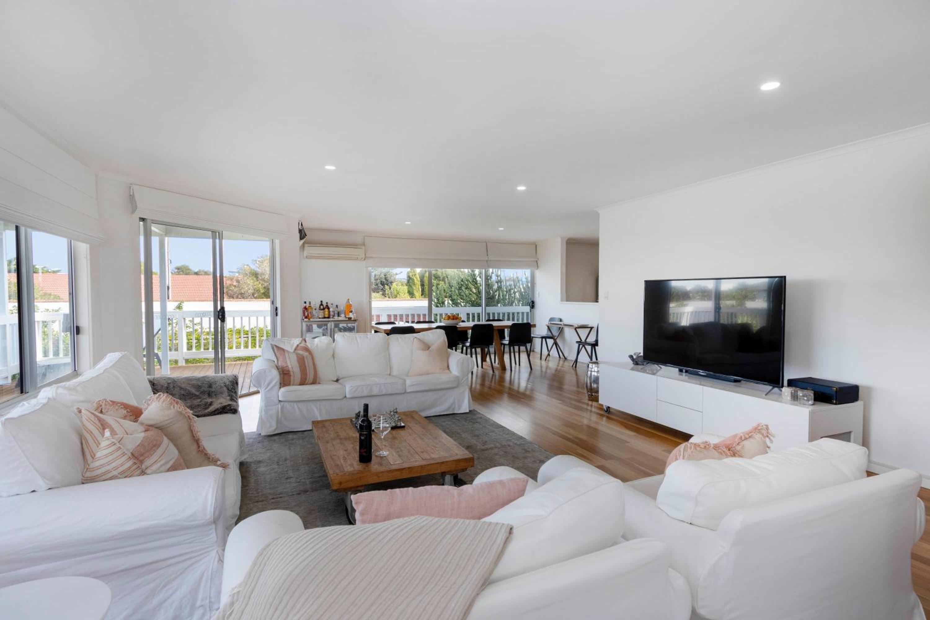 4 Bedroom House with AirCon Stroll to Beach