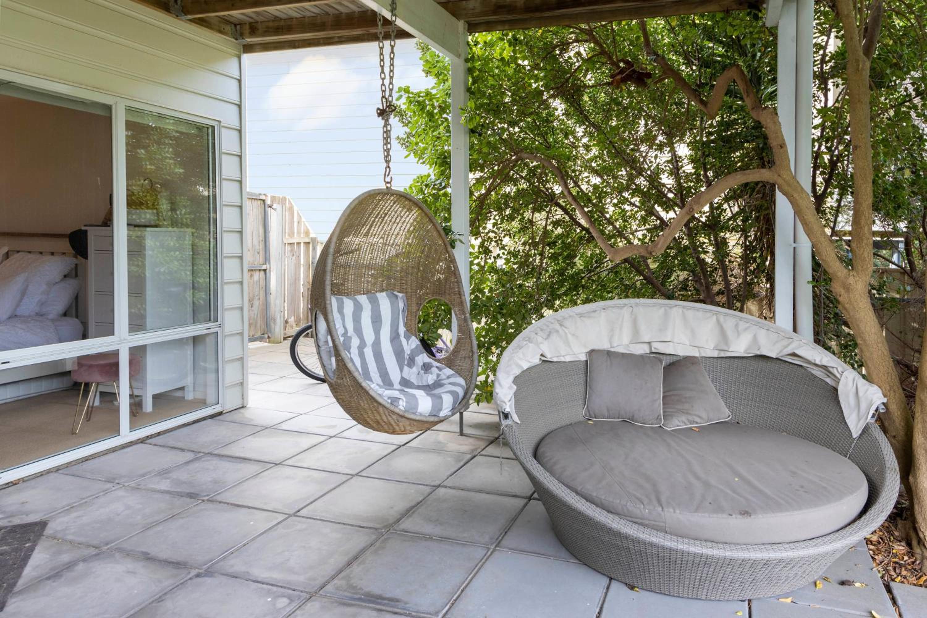4 Bedroom House with AirCon Stroll to Beach