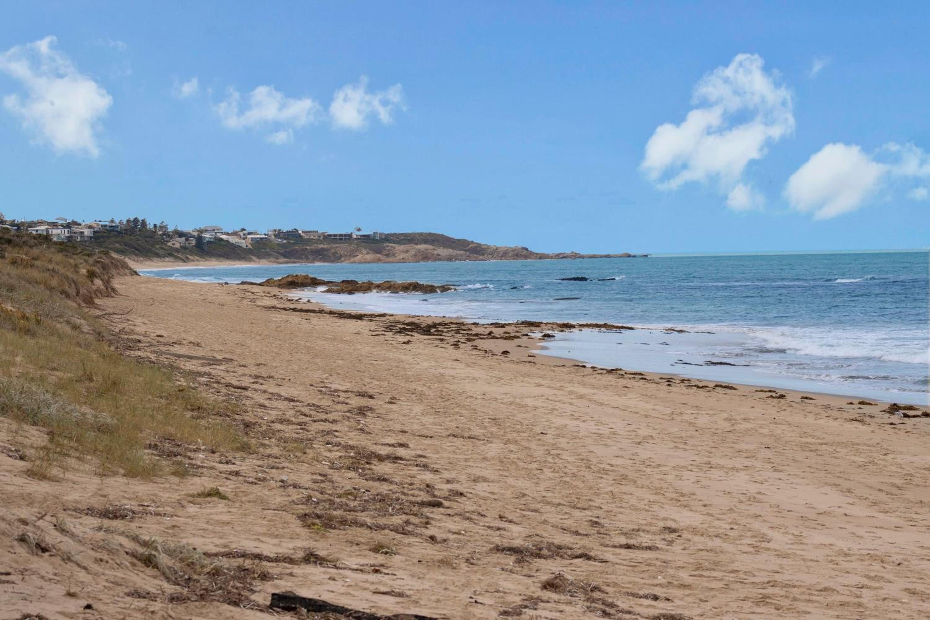 4 Bedroom House with AirCon Stroll to Beach