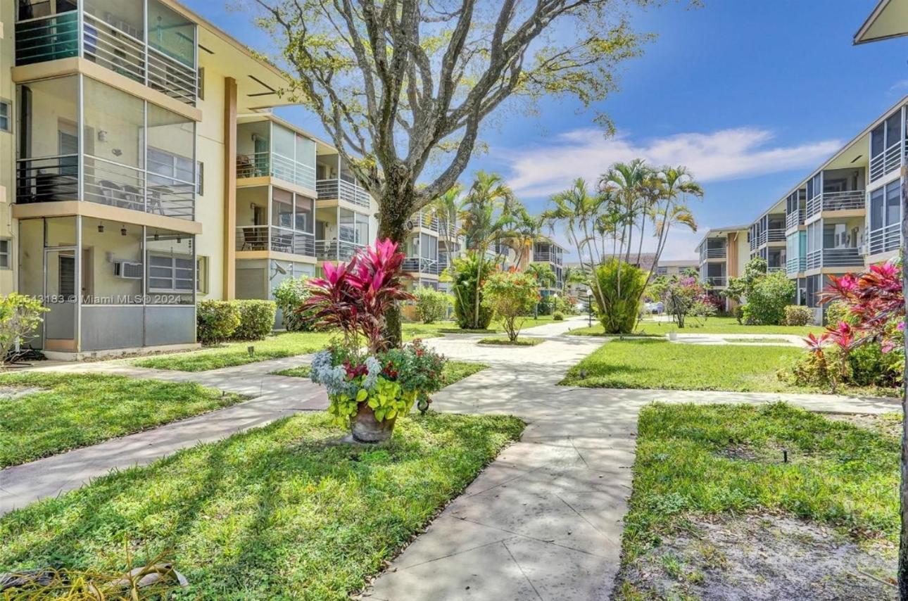 One bedroom apartment minutes from the beach