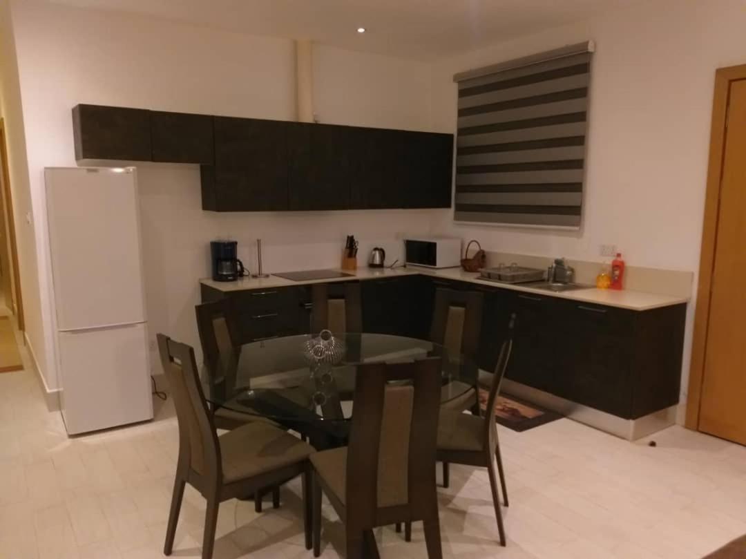 Lovely 2 bedroom beachfront rental unit view 4
