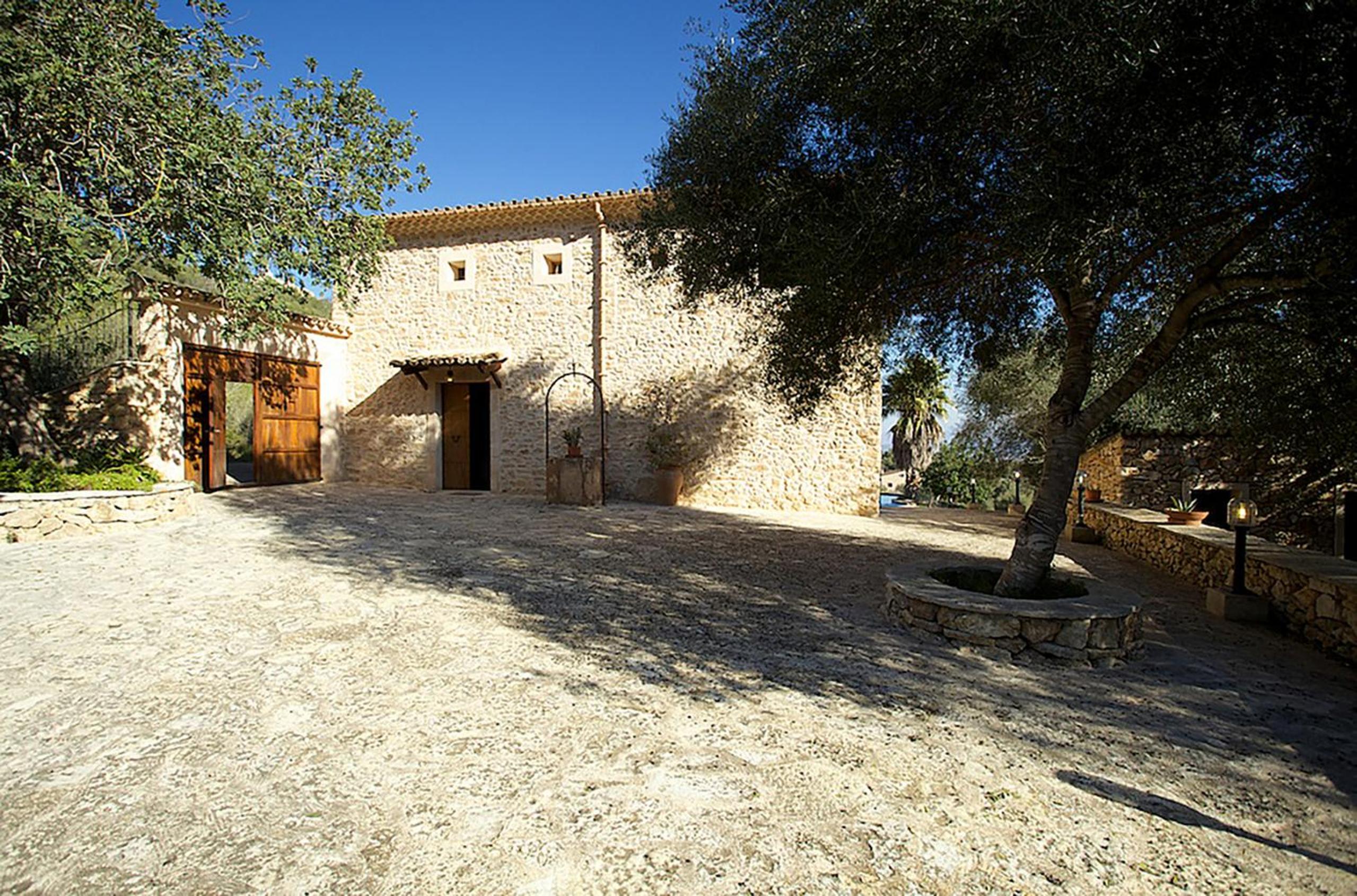 Country house in a peaceful rural setting for large groups