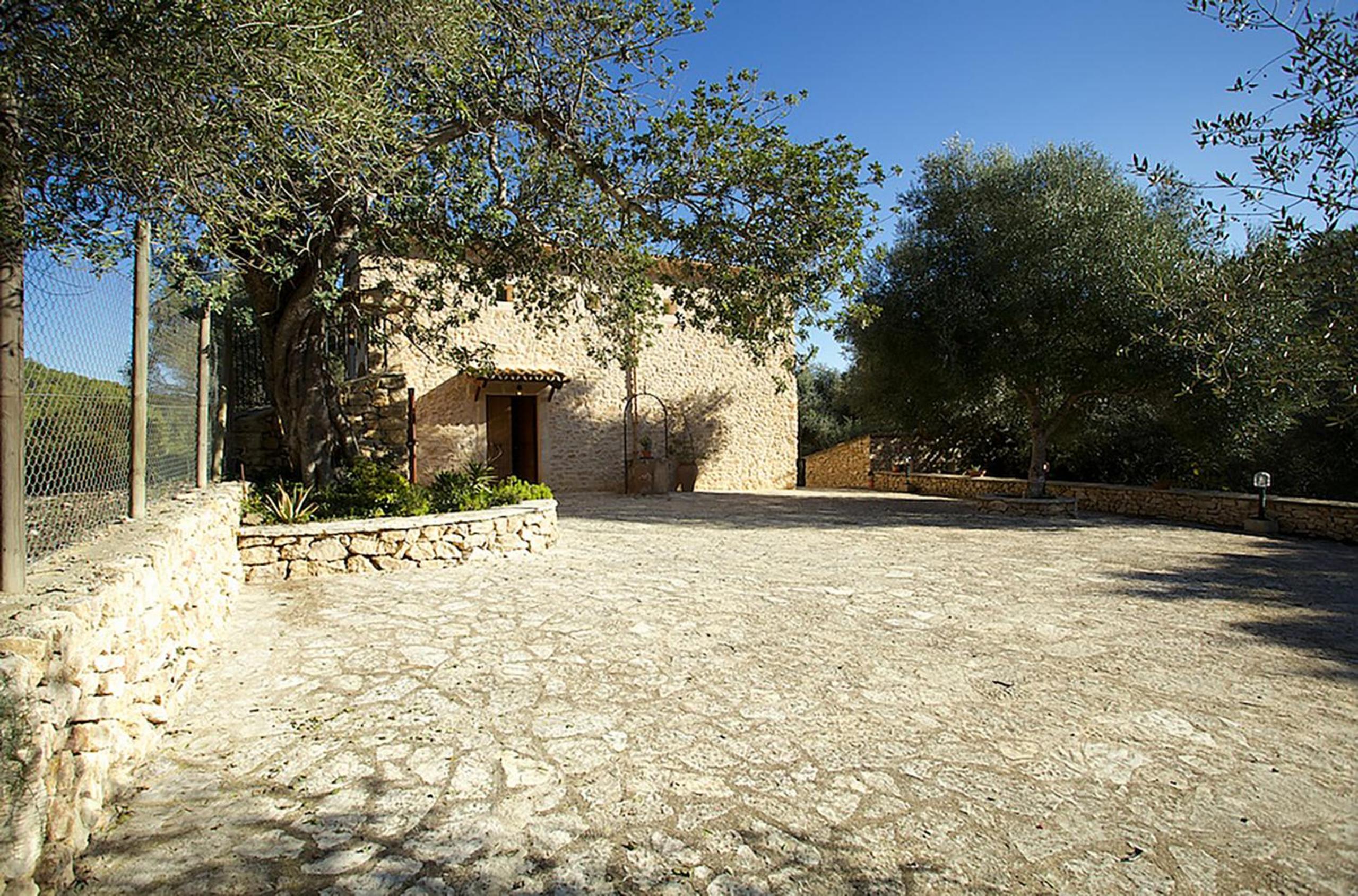 Country house in a peaceful rural setting for large groups