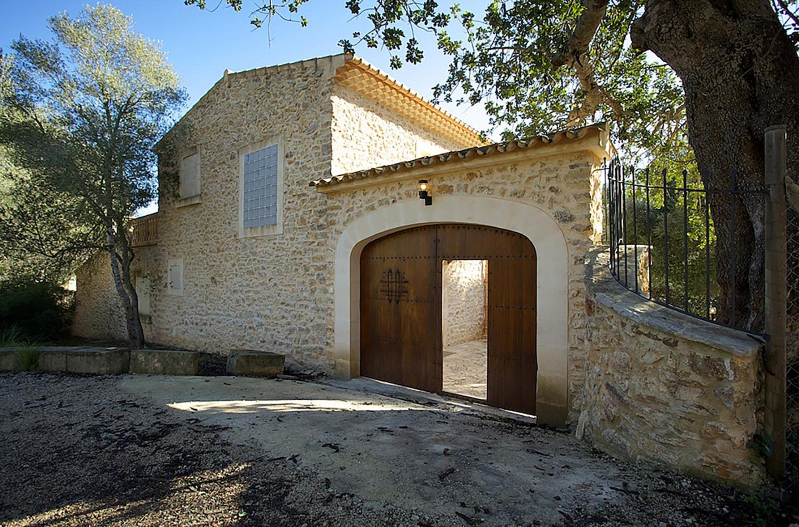 Country house in a peaceful rural setting for large groups