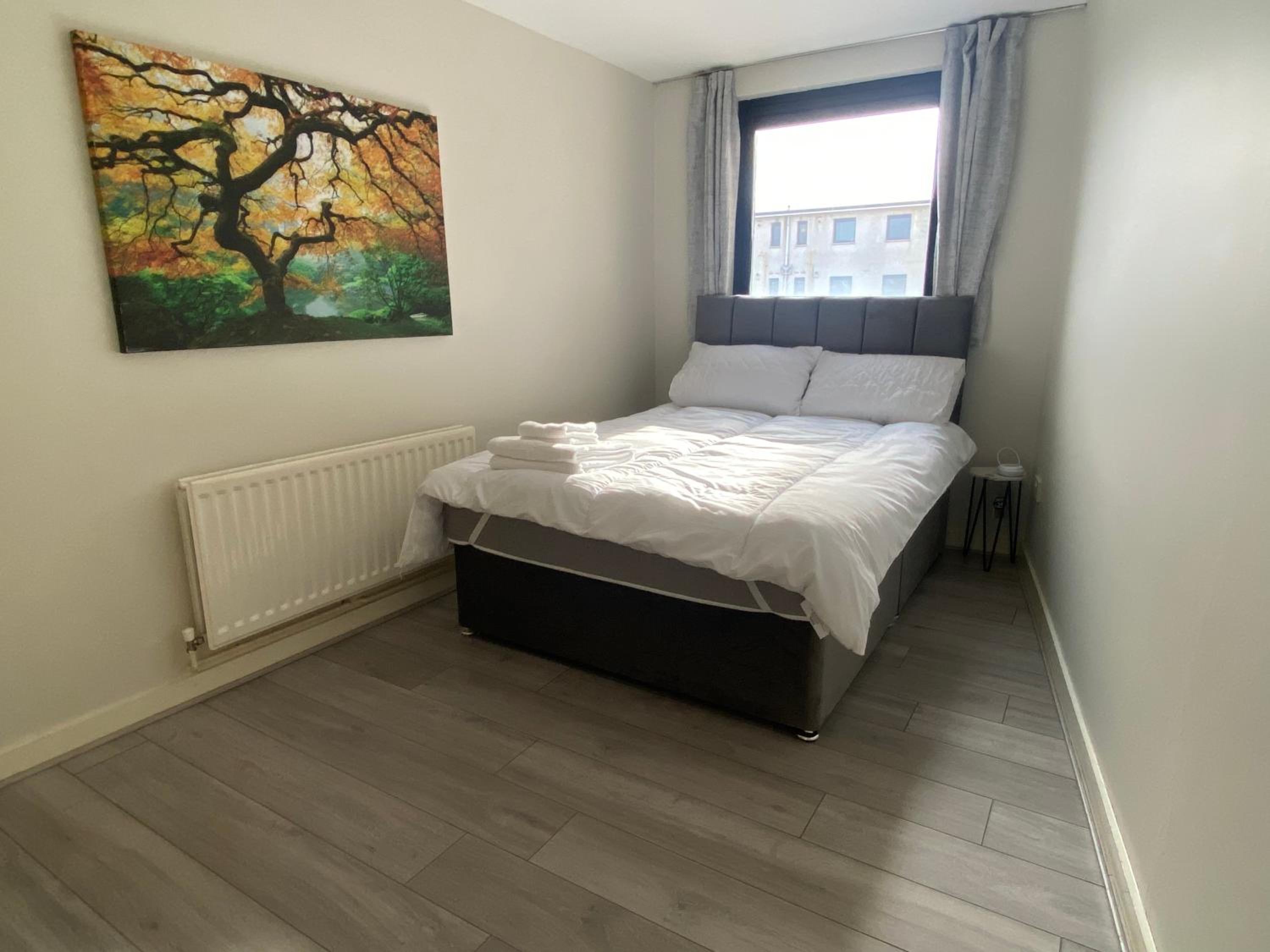 Steps away from Top Attractions, 2 Bed 2 Bath, Cathedral Quarter, Free Parking view 4