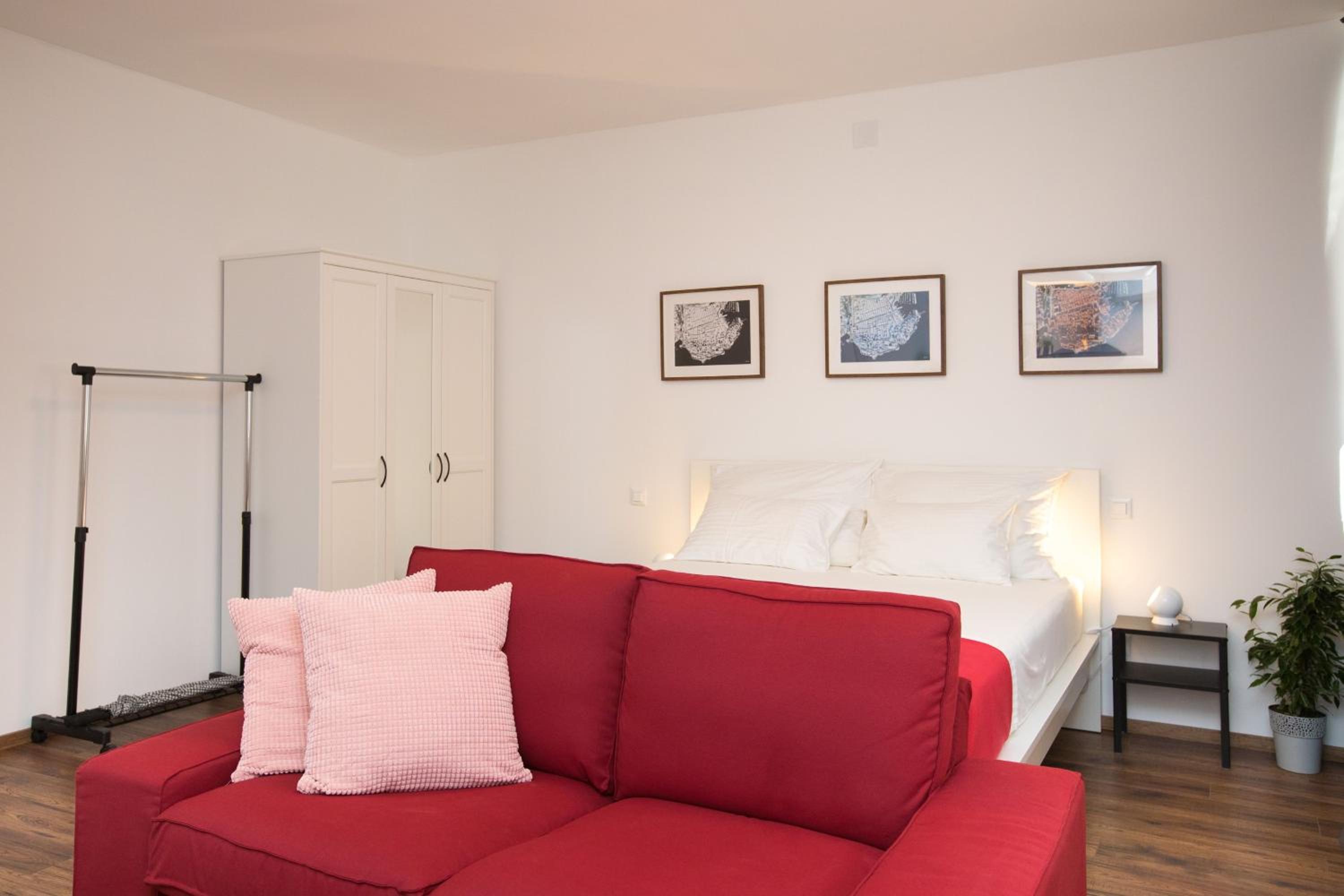 Piccola Red Studio - 50m from the beach