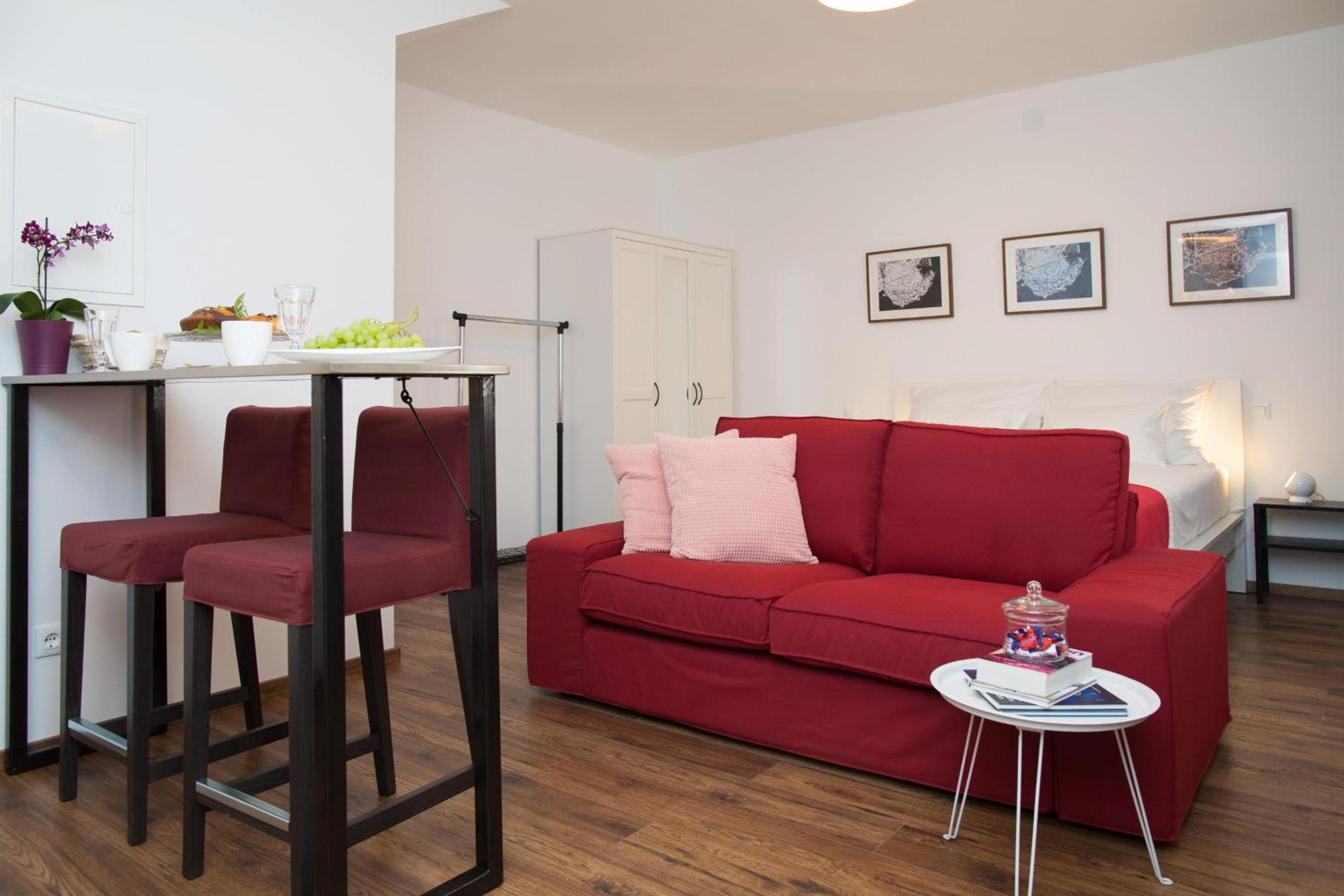 Piccola Red Studio - 50m from the beach