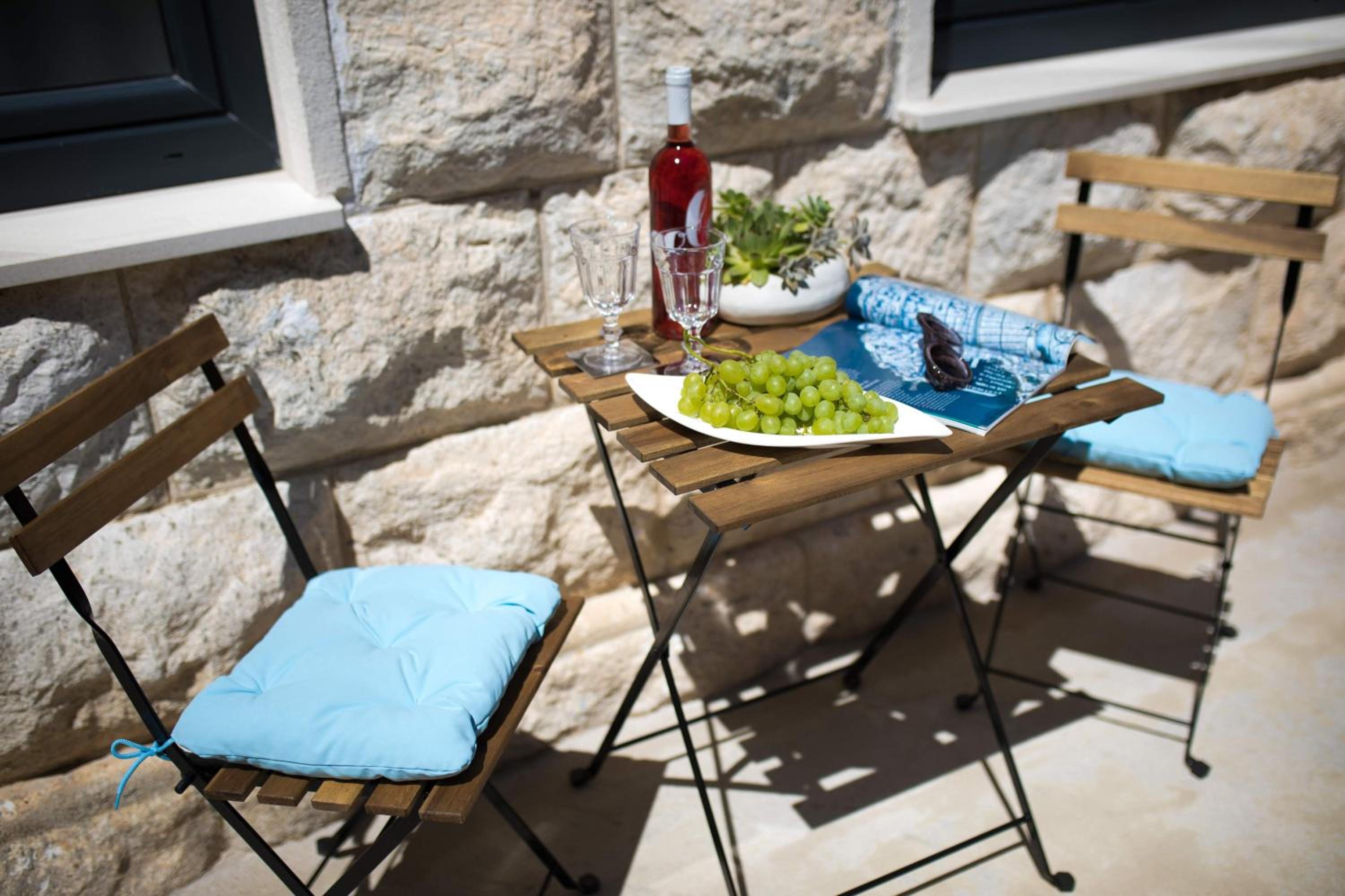 Piccola Red Studio - 50m from the beach