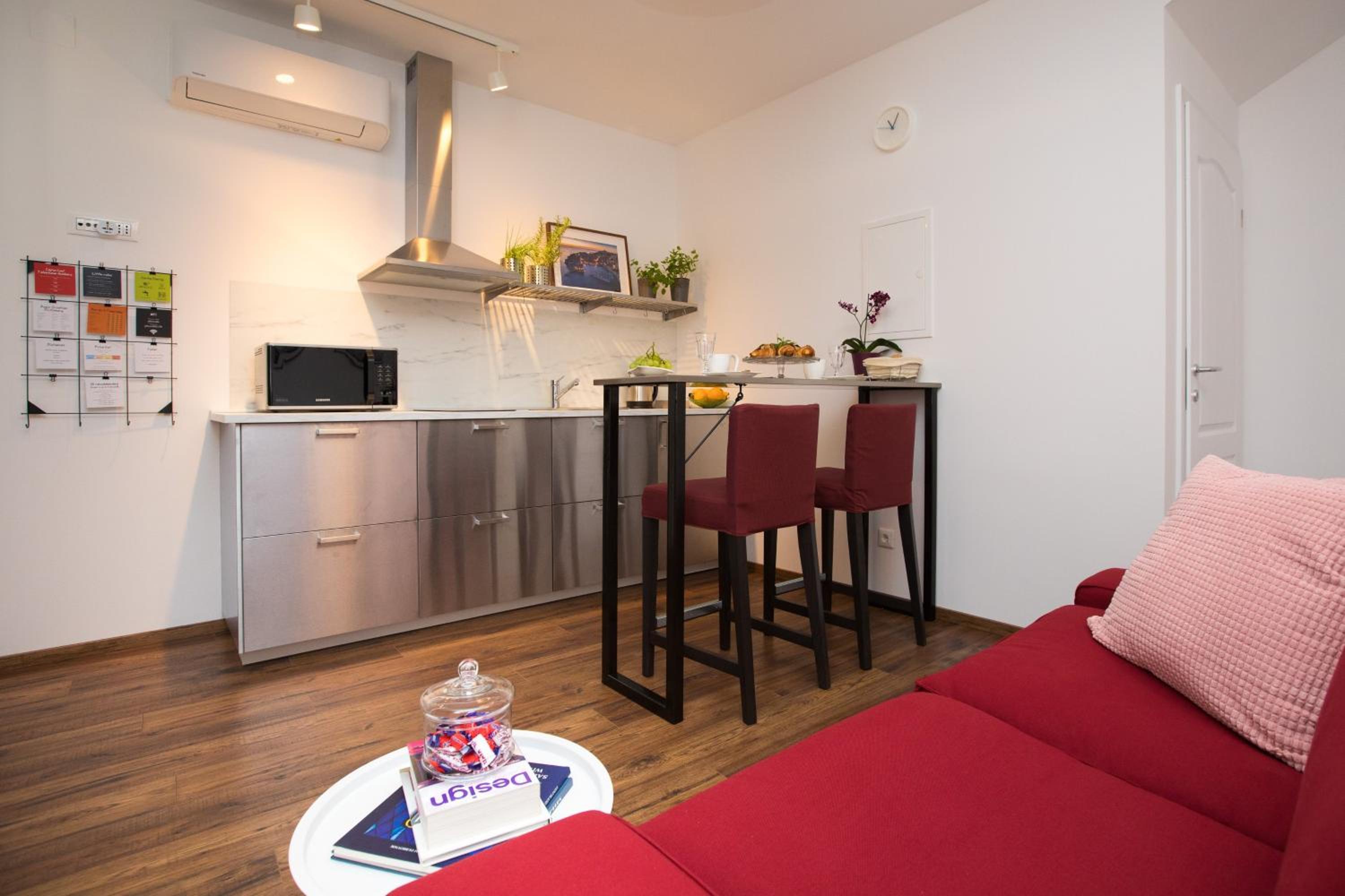 Piccola Red Studio - 50m from the beach