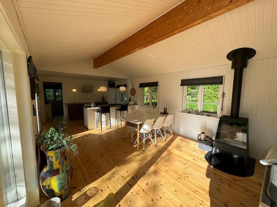 Rummeligt sommerhus ved Lammefjorden - Stor terrasse, have & plads til 6 gæster view 4