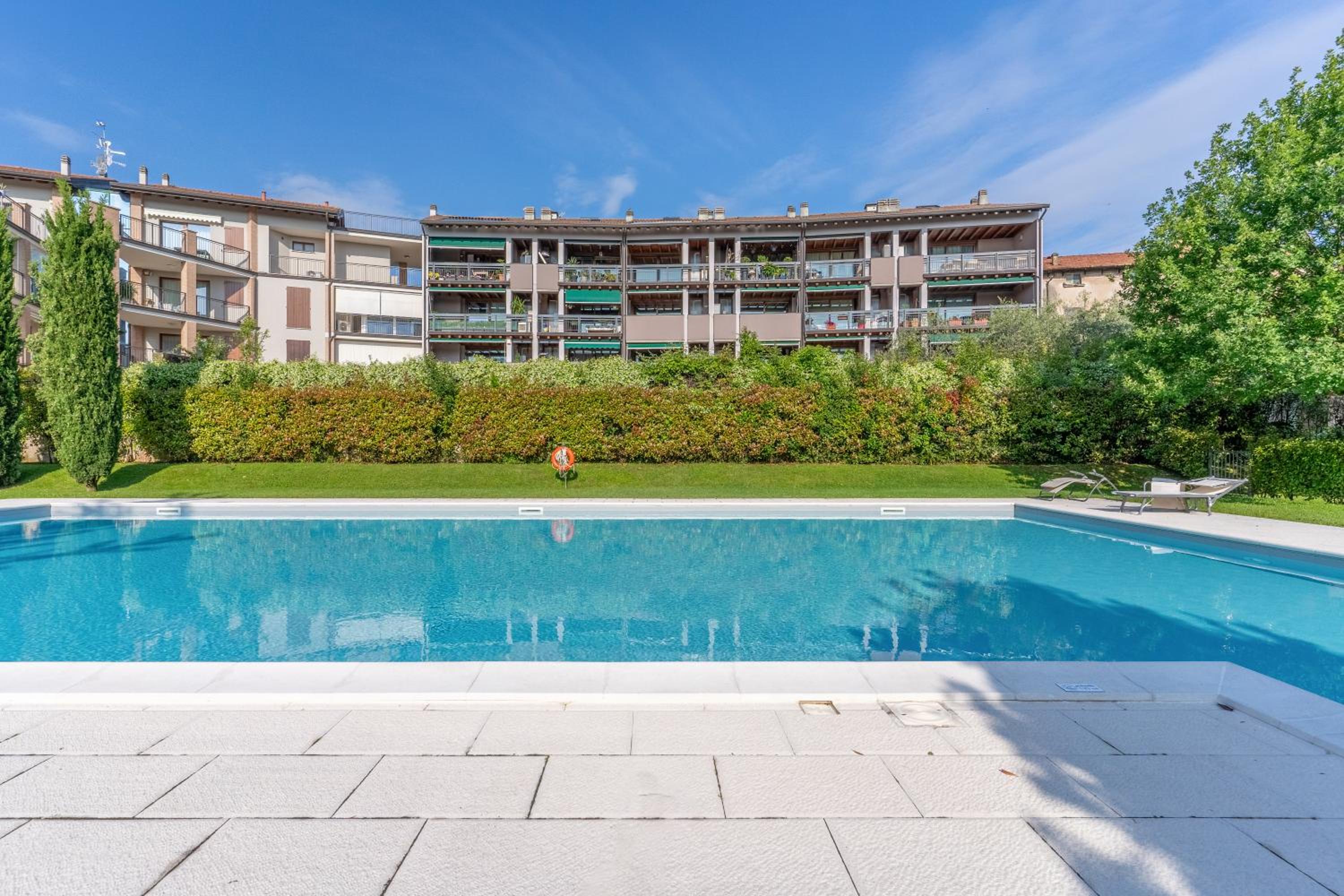 Sunflower House with Pool and Solarium Area view 3