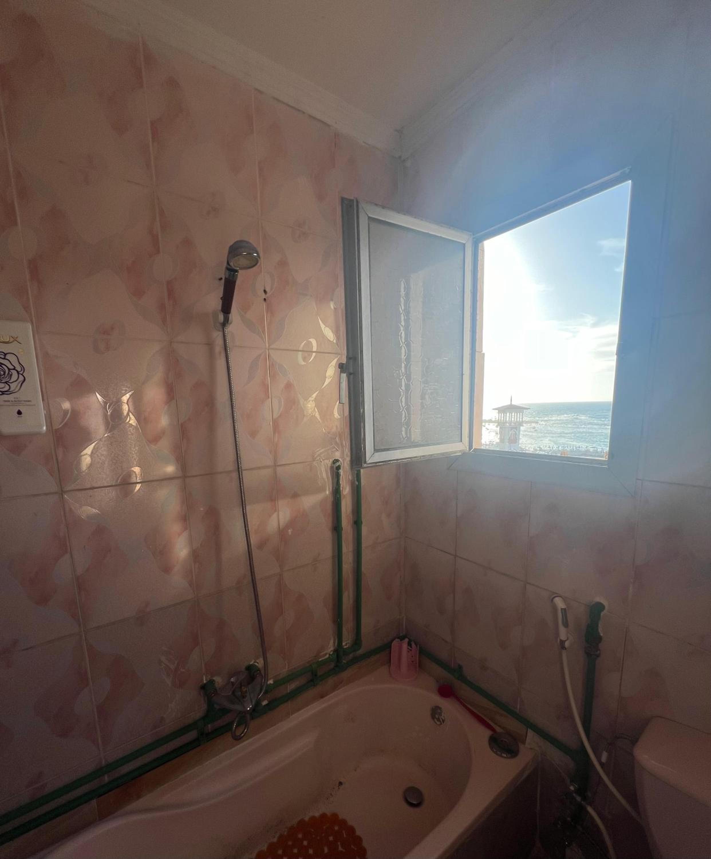 Sea view flat for FAMILY ONLY in Miami view 5