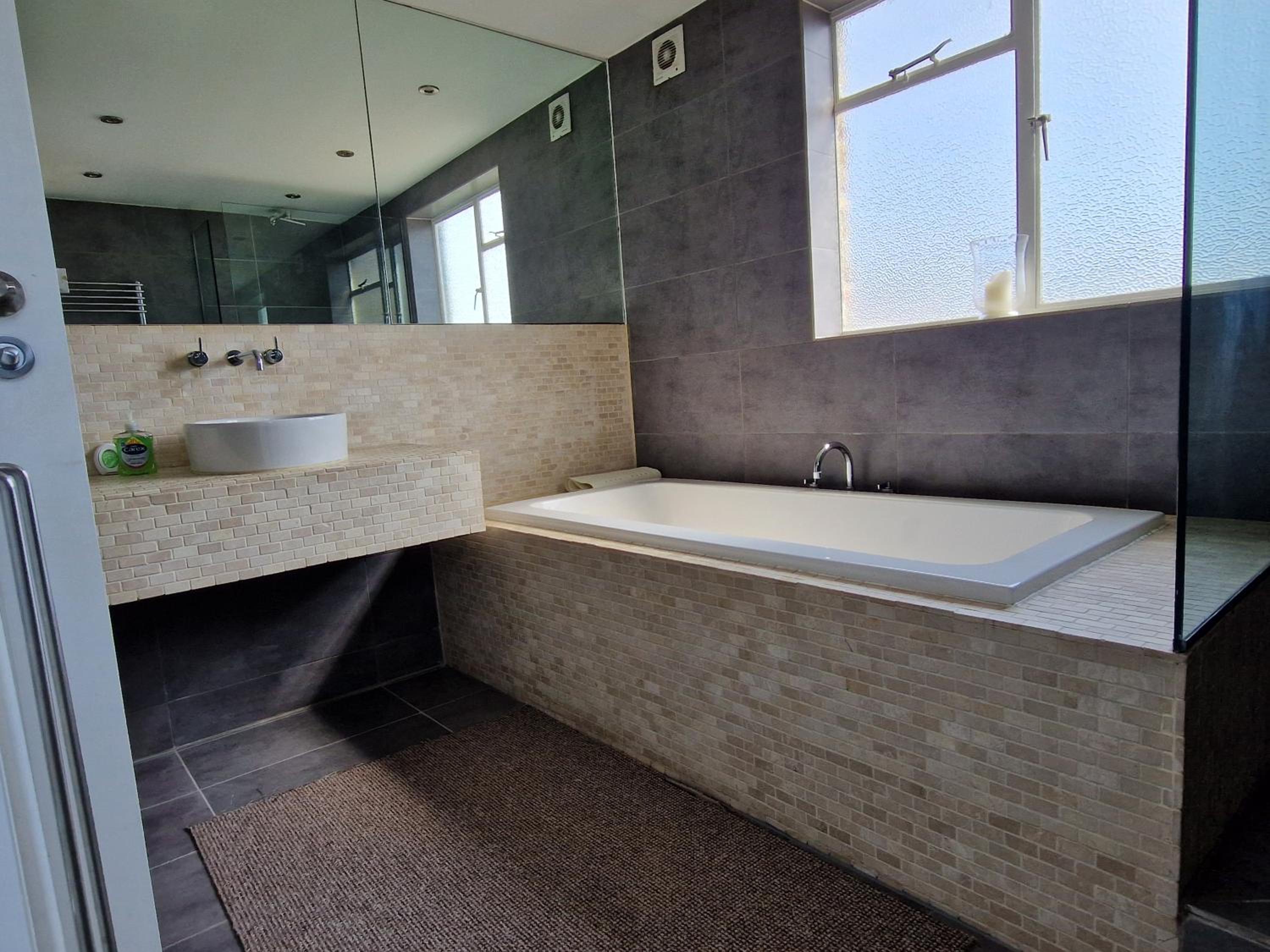 Victorian modern two bedrooms flat in West Kensington with London skyline view