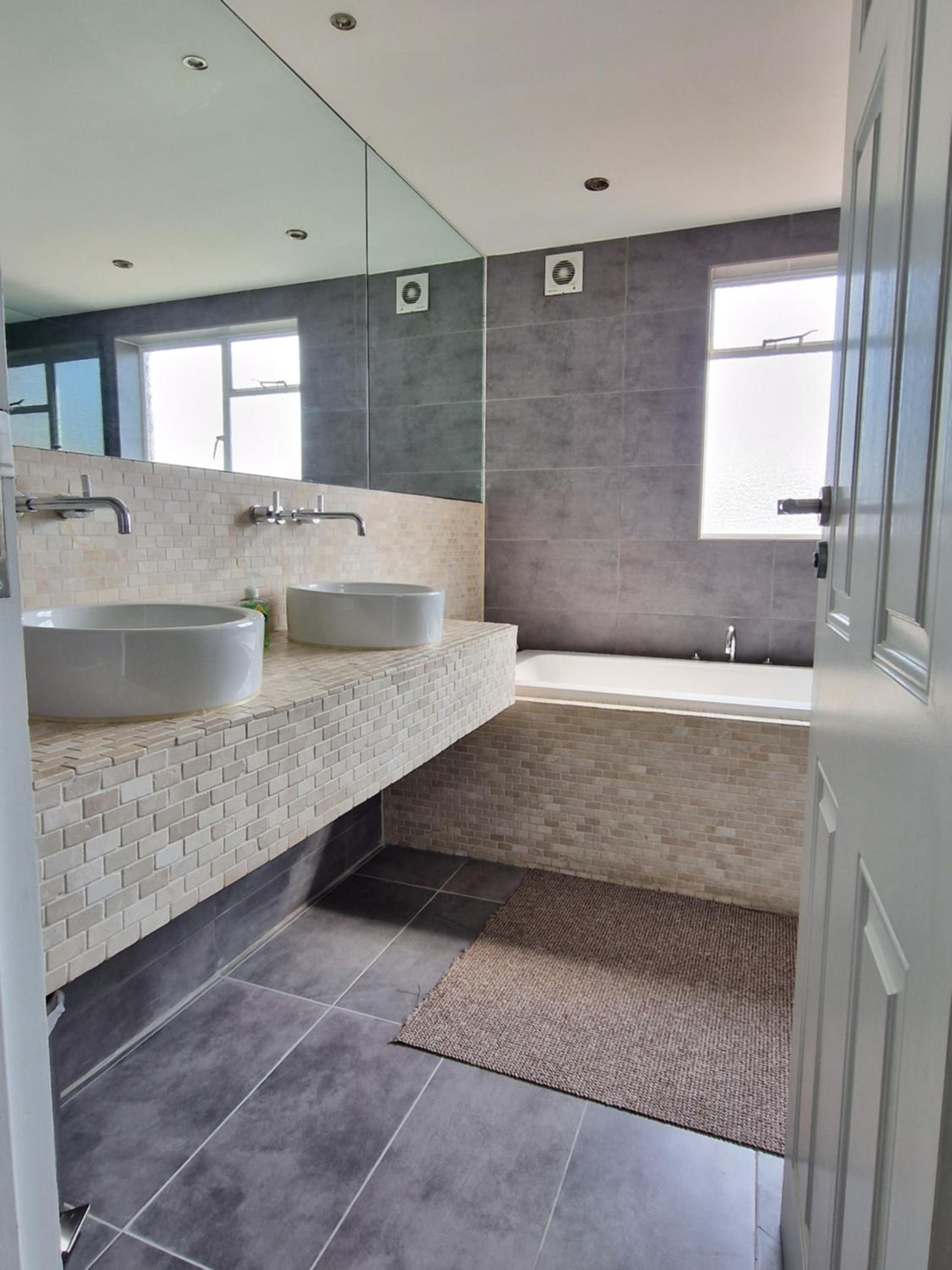 Victorian modern two bedrooms flat in West Kensington with London skyline view