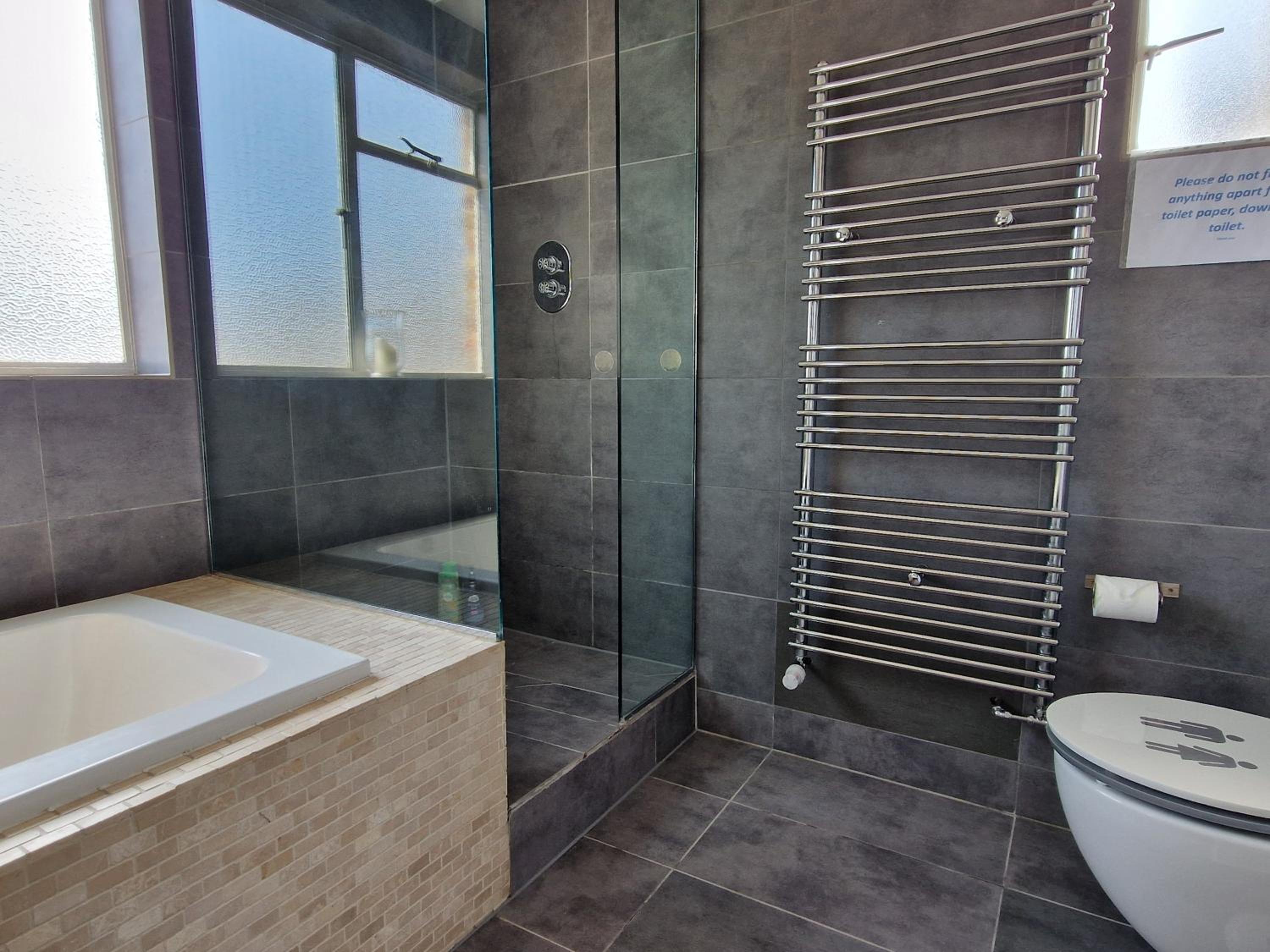 Victorian modern two bedrooms flat in West Kensington with London skyline view