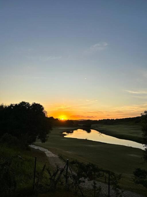 Vista deslumbrante, 4 suítes, piscina, prox golfe