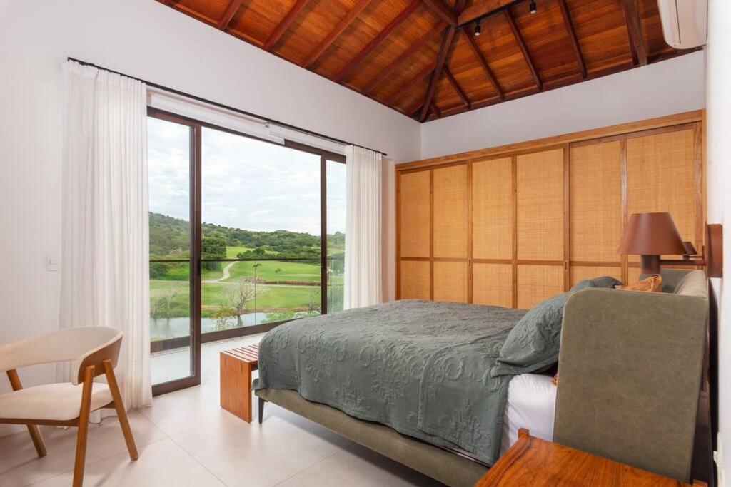 Vista deslumbrante, 4 suítes, piscina, prox golfe