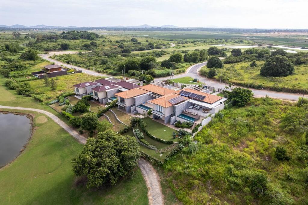 Vista deslumbrante, 4 suítes, piscina, prox golfe