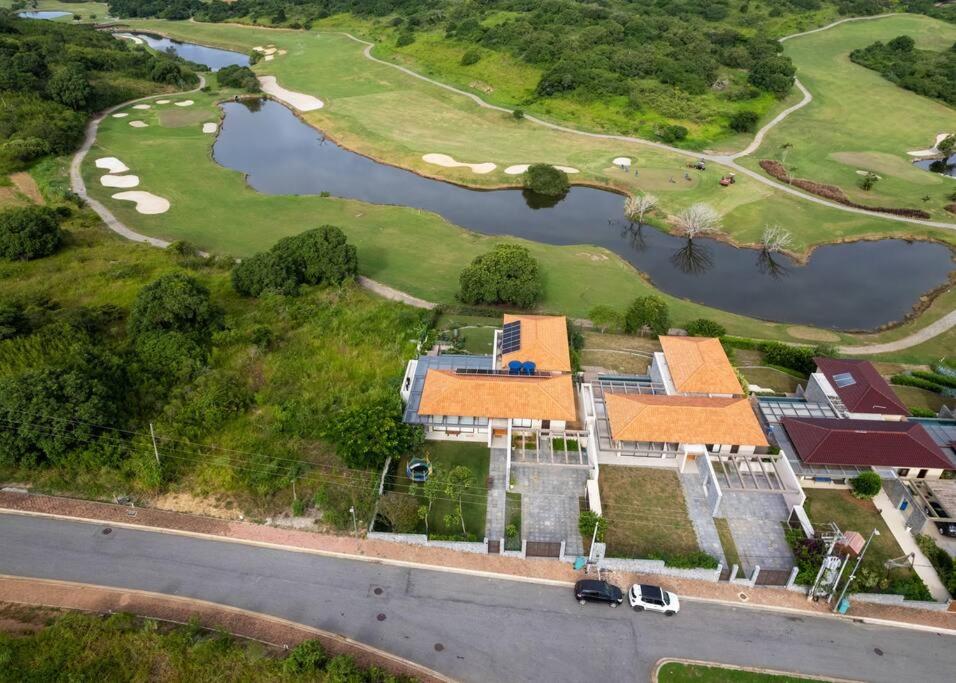 Vista deslumbrante, 4 suítes, piscina, prox golfe