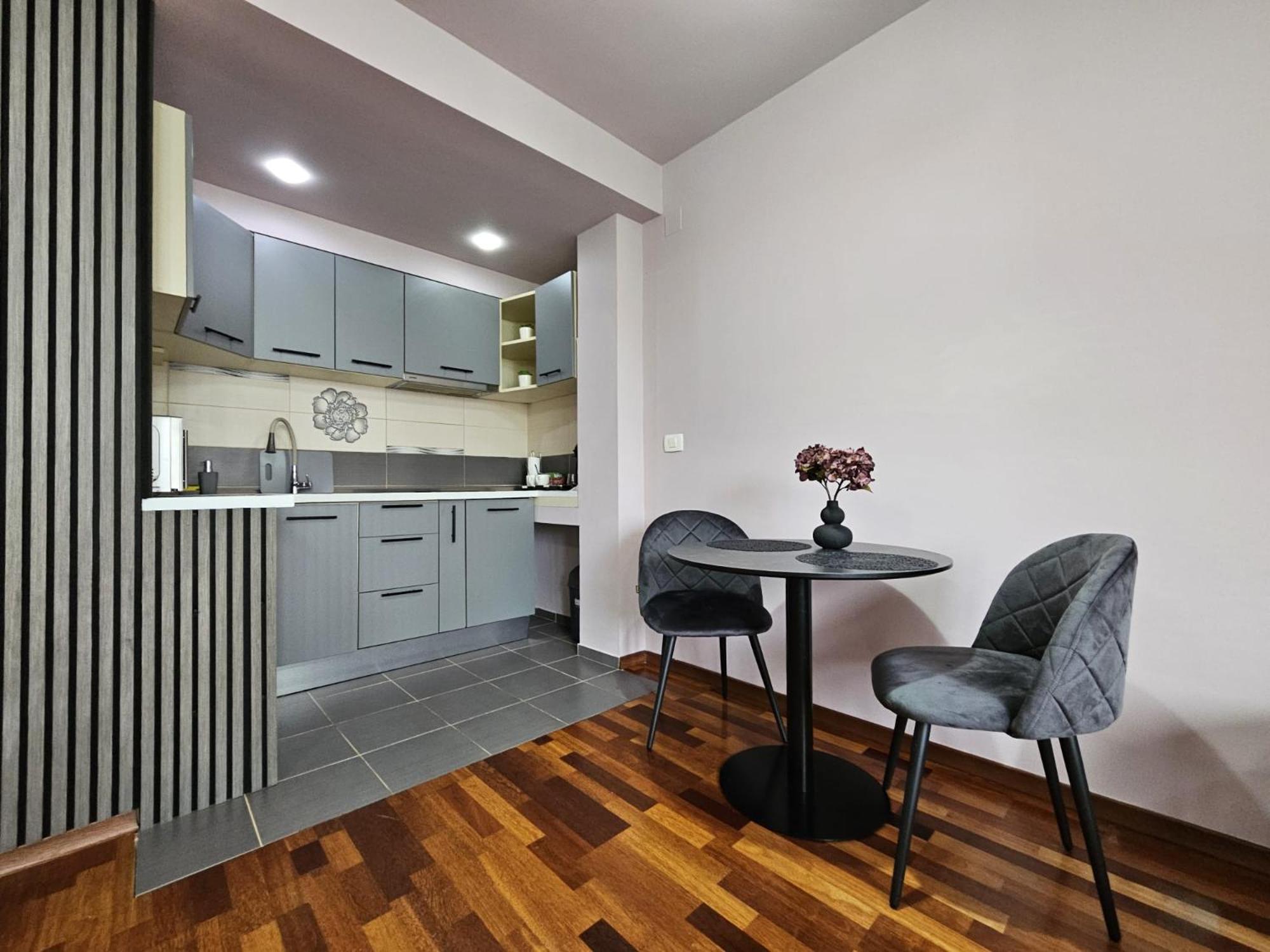 Central sweet apartment self check-in
