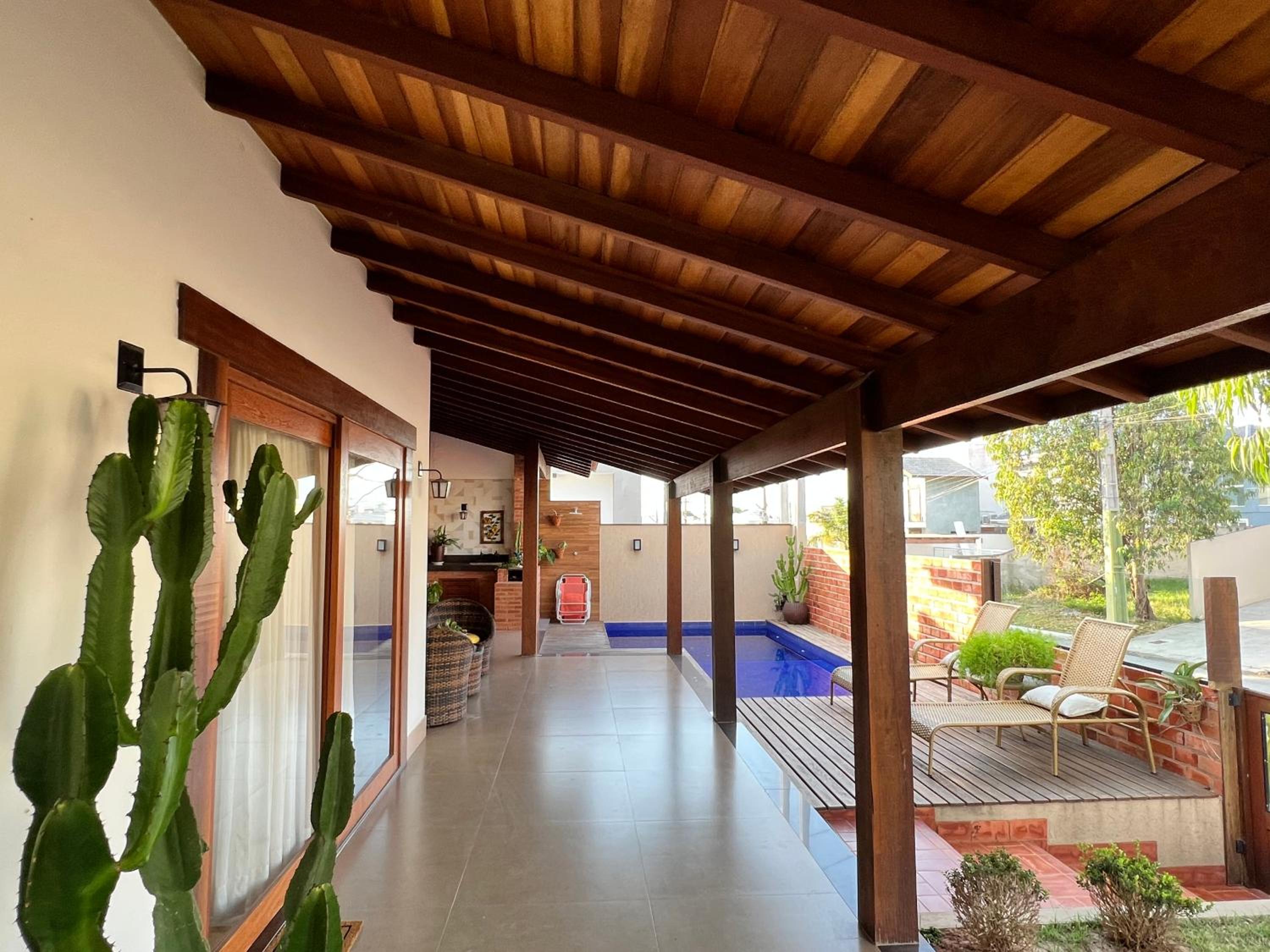 Casa com Piscina e Garagem Privativa em Condomínio de Luxo - 3 Suítes, Área Gourmet, Wifi
