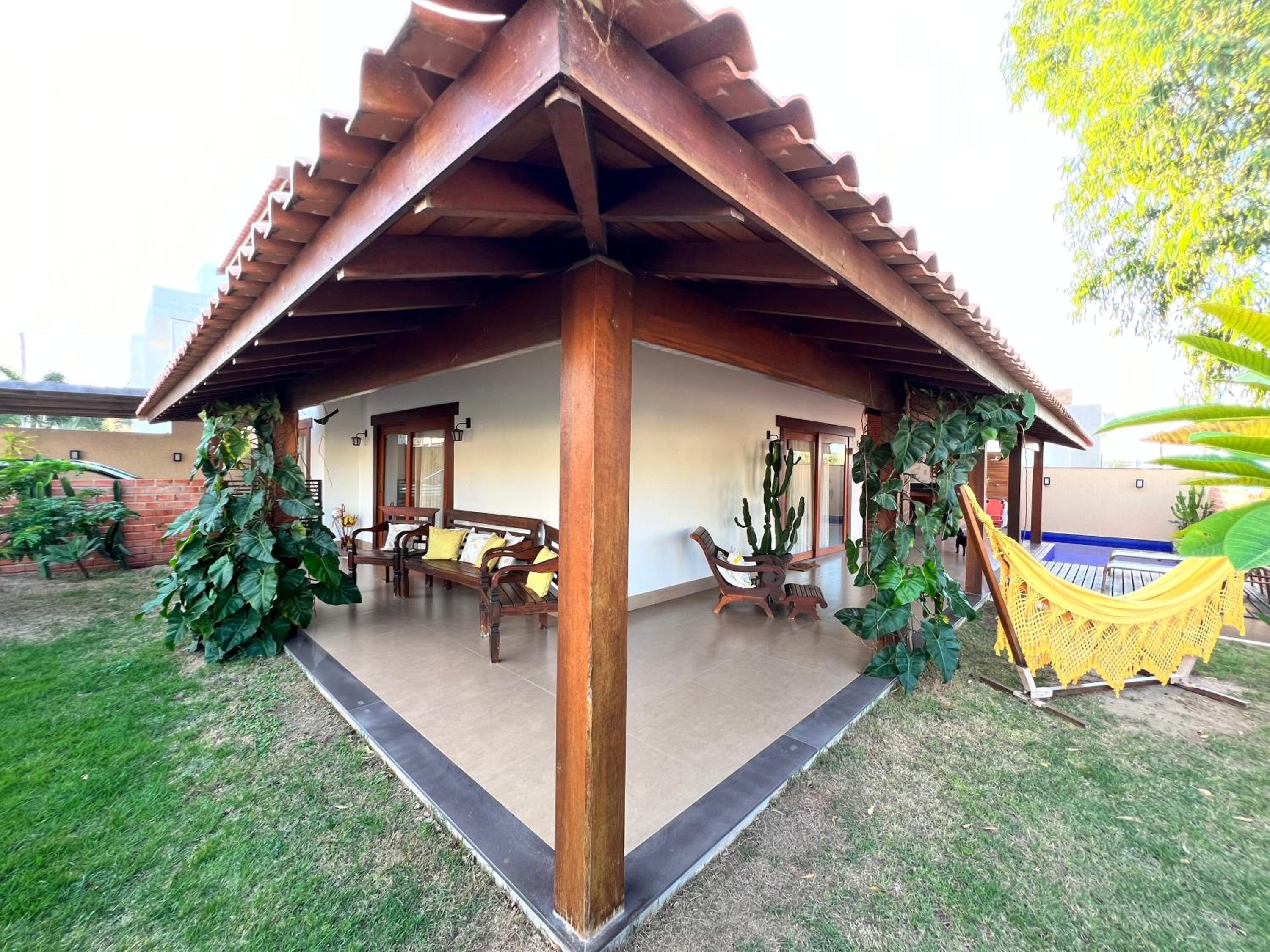 Casa com Piscina e Garagem Privativa em Condomínio de Luxo - 3 Suítes, Área Gourmet, Wifi