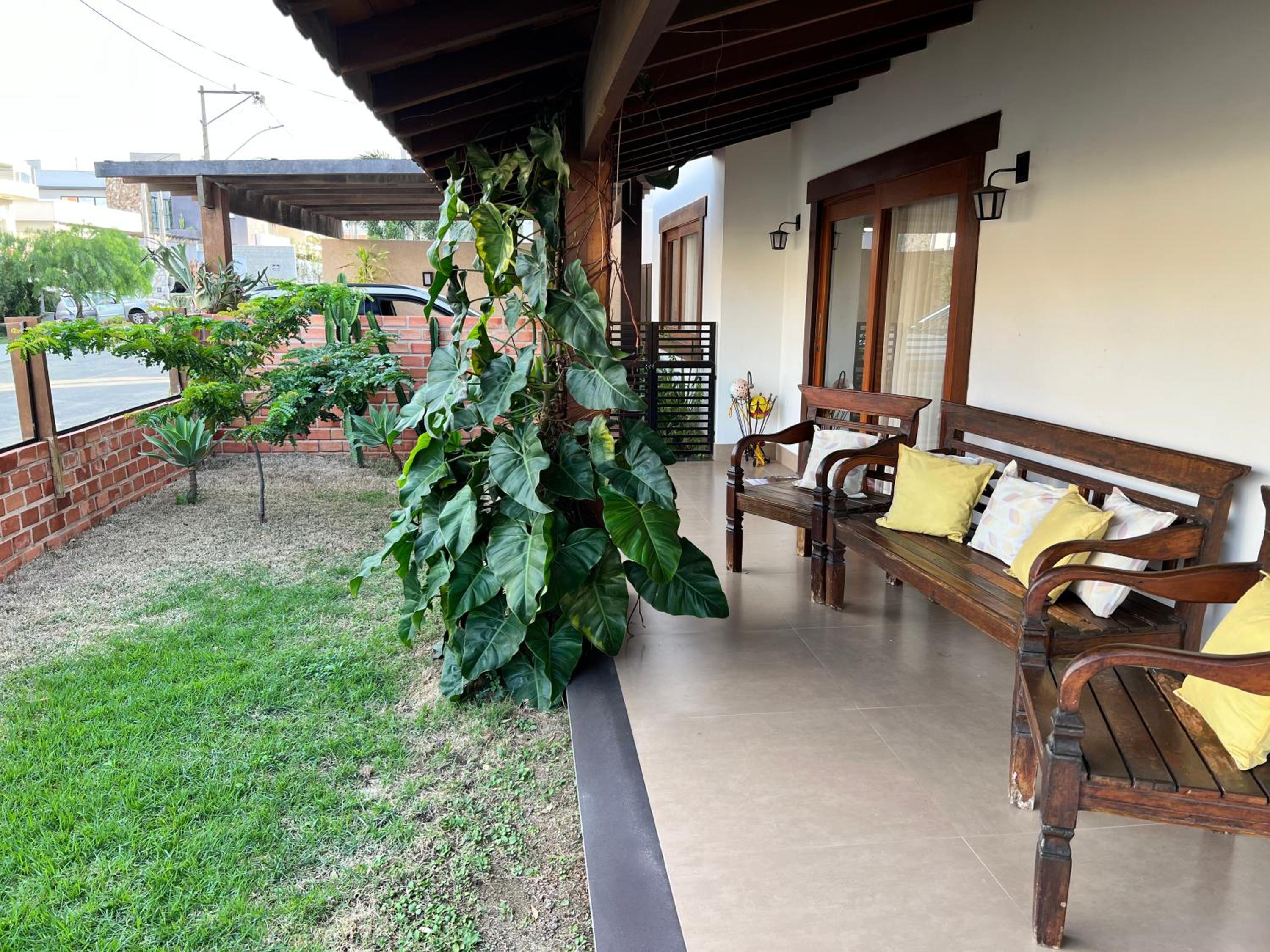 Casa com Piscina e Garagem Privativa em Condomínio de Luxo - 3 Suítes, Área Gourmet, Wifi