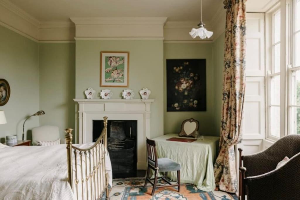 CRESSY HALL - Historic Grade II Listed Manor, Gorgeous Topiary Garden view 2