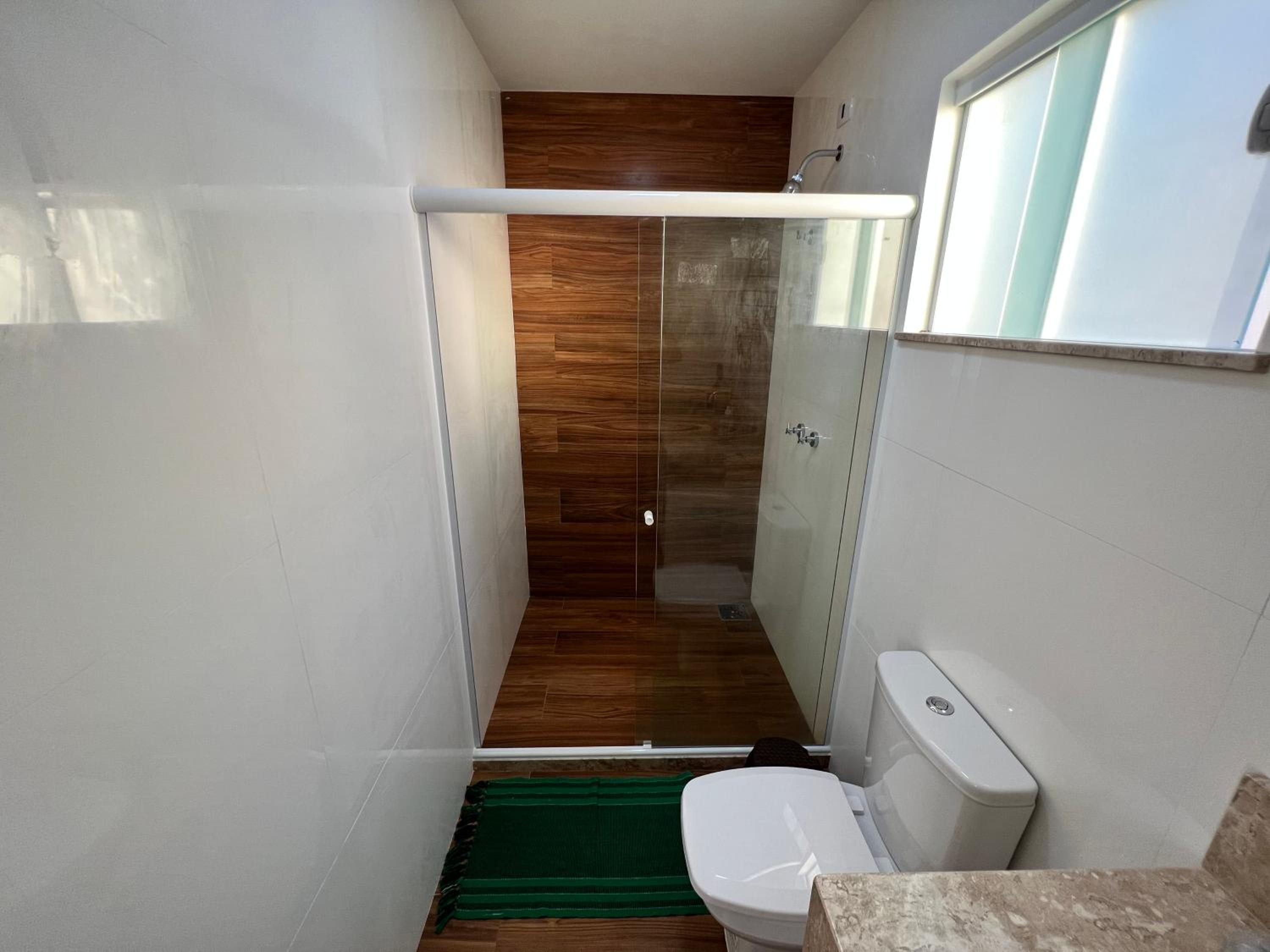 Casa com Piscina e Garagem Privativa em Condomínio de Luxo - 3 Suítes, Área Gourmet, Wifi