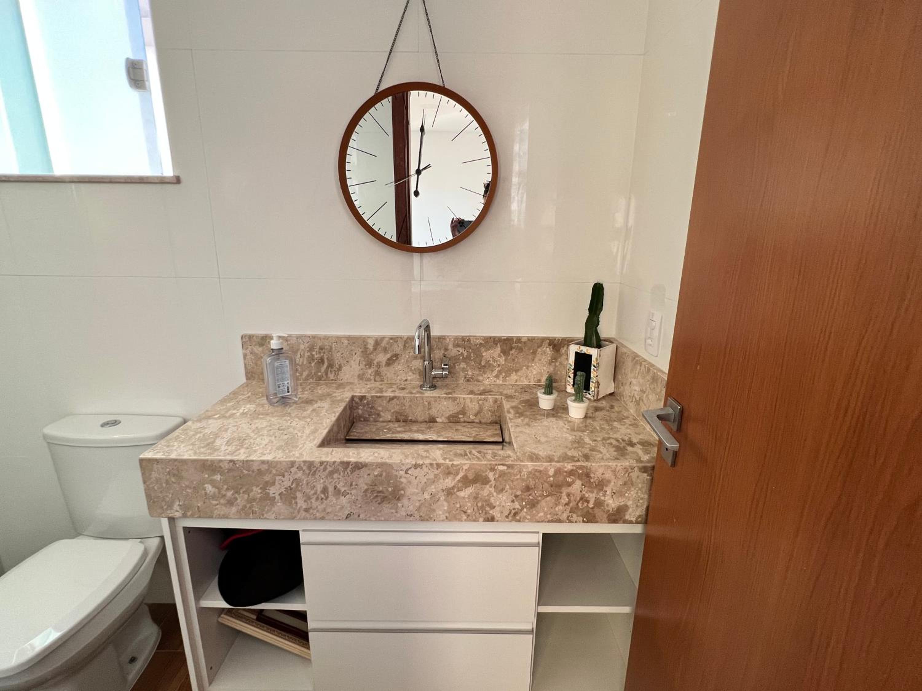 Casa com Piscina e Garagem Privativa em Condomínio de Luxo - 3 Suítes, Área Gourmet, Wifi