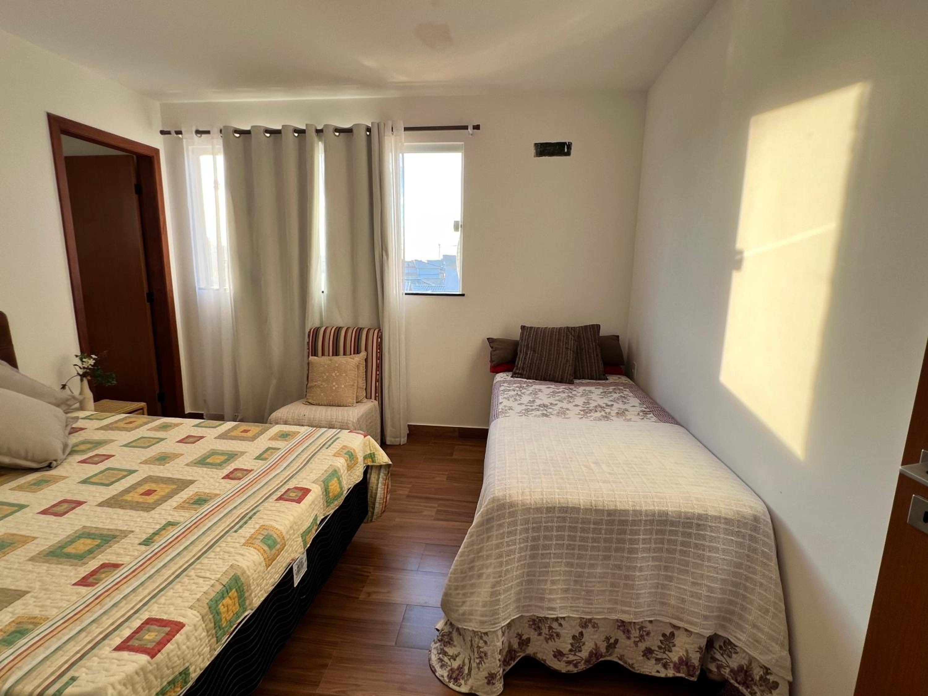 Casa com Piscina e Garagem Privativa em Condomínio de Luxo - 3 Suítes, Área Gourmet, Wifi