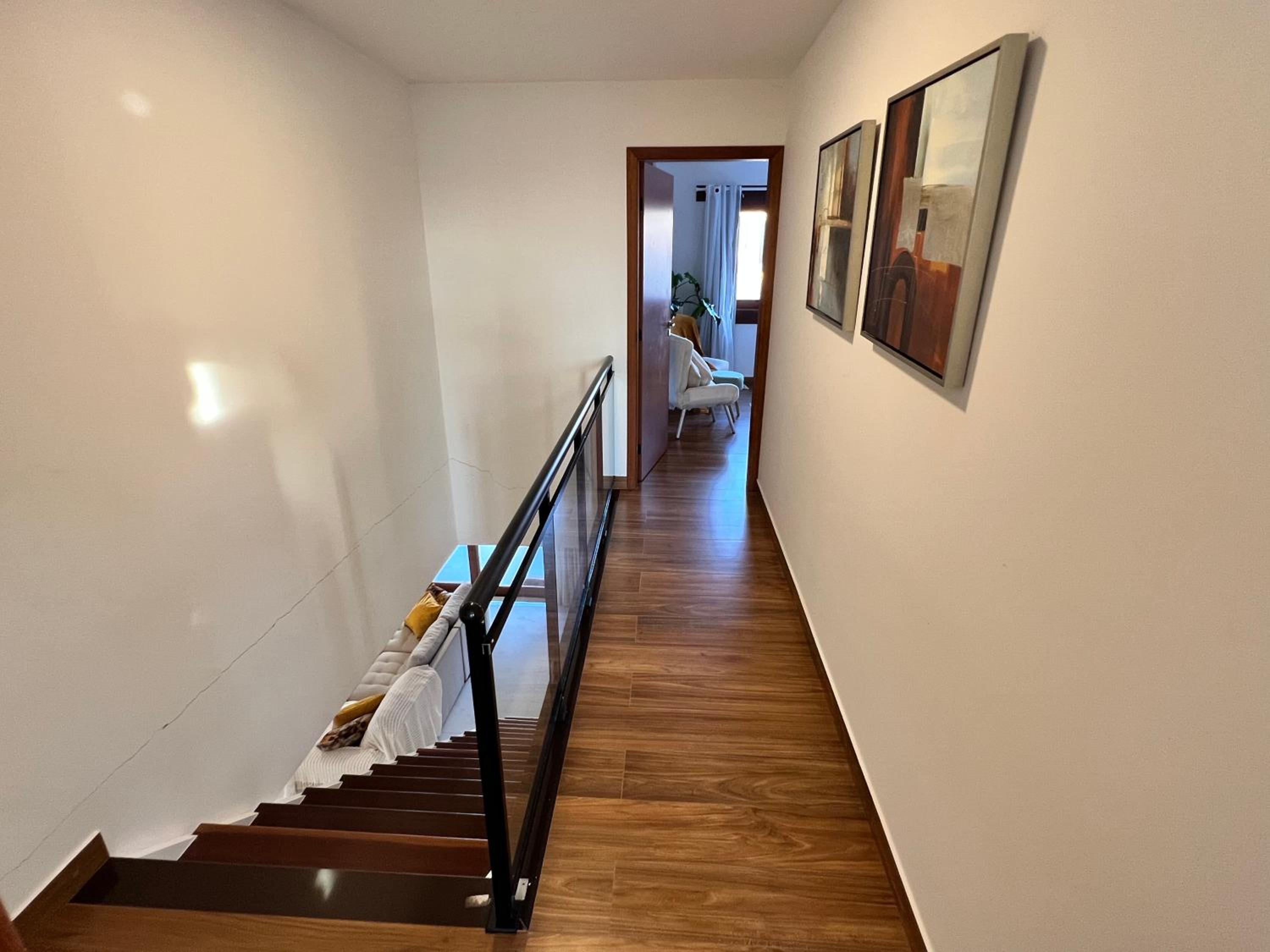 Casa com Piscina e Garagem Privativa em Condomínio de Luxo - 3 Suítes, Área Gourmet, Wifi