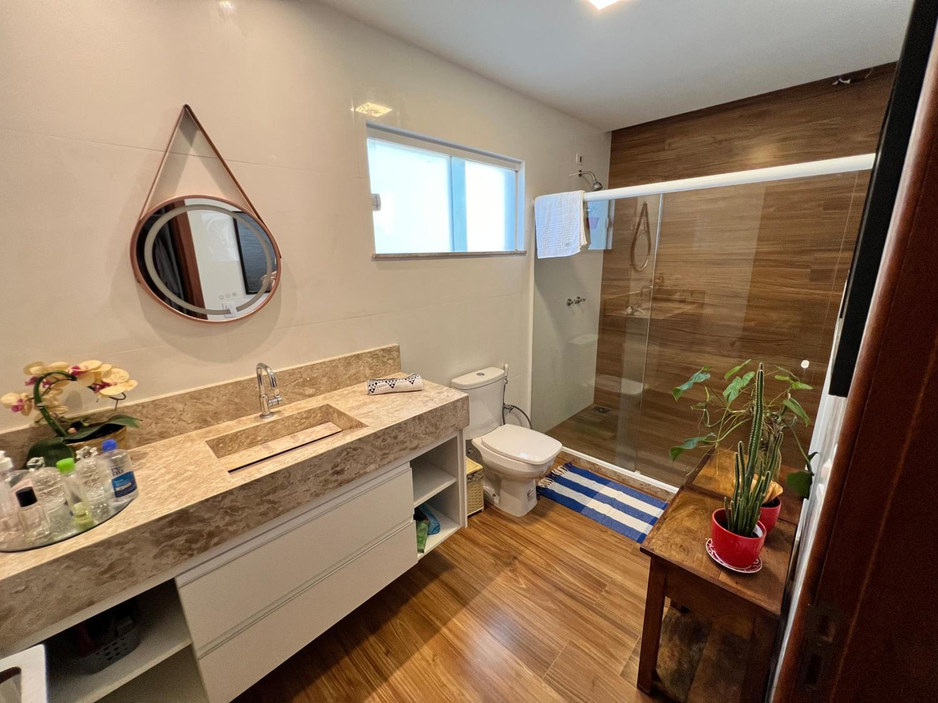 Casa com Piscina e Garagem Privativa em Condomínio de Luxo - 3 Suítes, Área Gourmet, Wifi