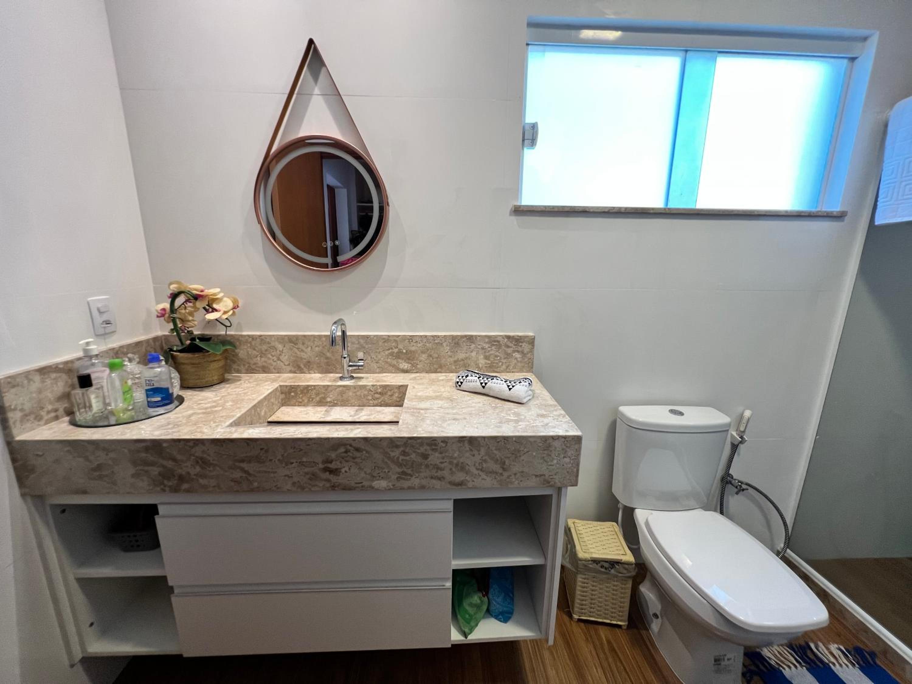 Casa com Piscina e Garagem Privativa em Condomínio de Luxo - 3 Suítes, Área Gourmet, Wifi
