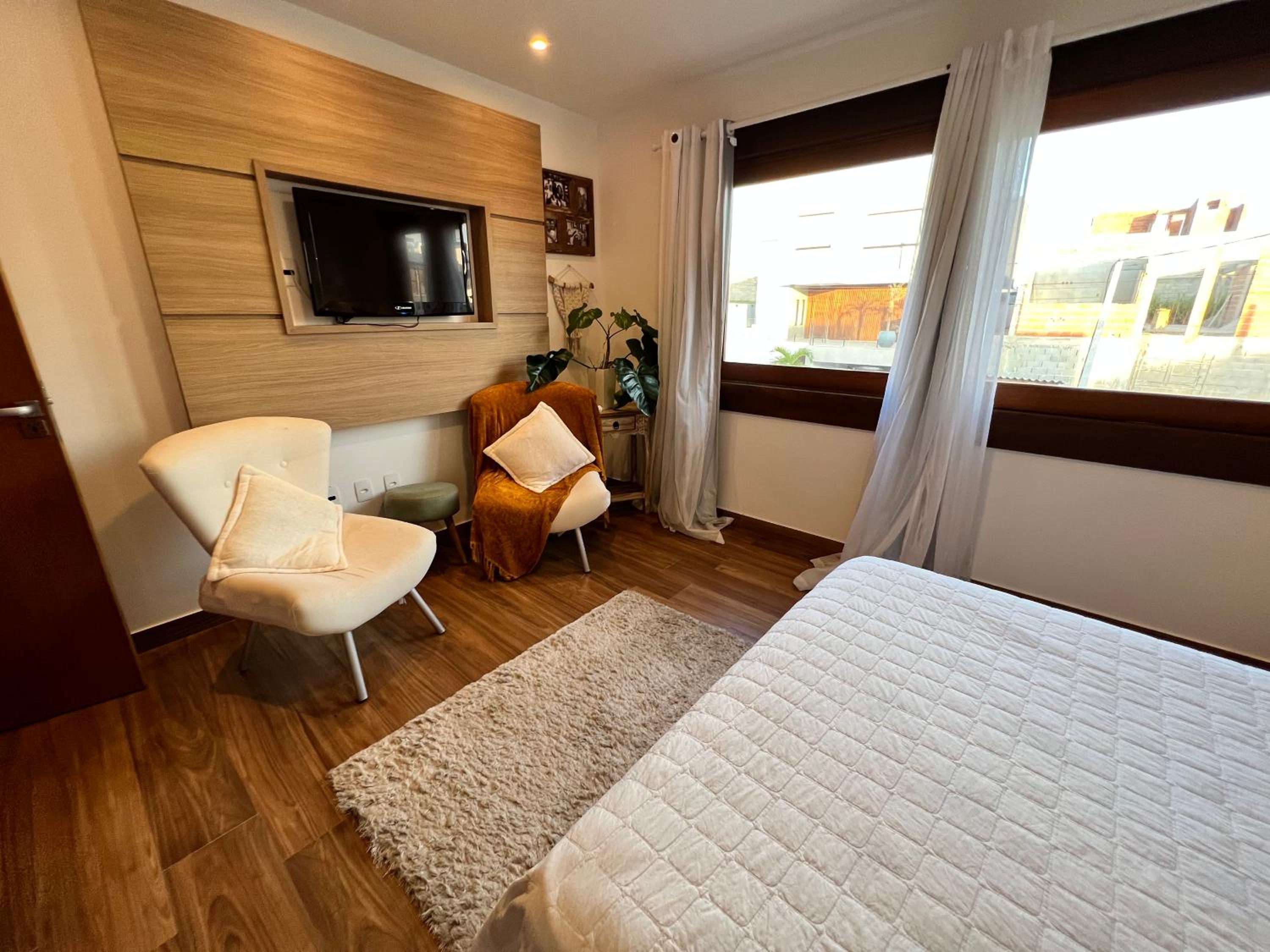 Casa com Piscina e Garagem Privativa em Condomínio de Luxo - 3 Suítes, Área Gourmet, Wifi