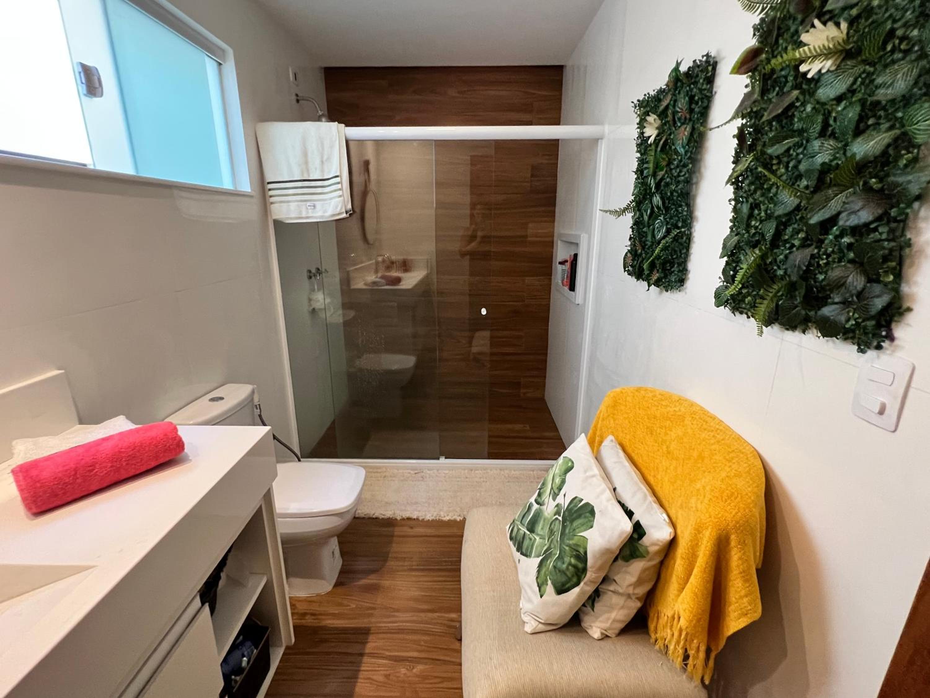 Casa com Piscina e Garagem Privativa em Condomínio de Luxo - 3 Suítes, Área Gourmet, Wifi